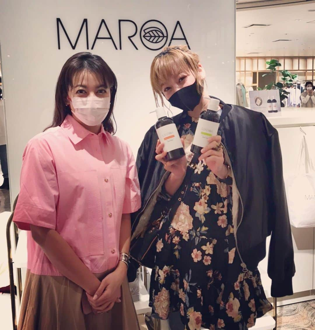 西山茉希さんのインスタグラム写真 - (西山茉希Instagram)「MAROAポップアップストア。 新宿伊勢丹2F。 @maroa_organic  @isetan_shinjuku   #cancam出身 #姐さんズ #卒業後にご縁繋がる幸ありライフ  オーガニックでいい香りで柔らかく仕上がるMAROAは我が家のお風呂にも可愛く整列してくれていて。  今回はナチュラルオイルヘア＆ボディーを冬のバディーにゲットさせてもらいました。 無香料のベビーオイル使ってたから、 MAROAの香りで気分アゲプラス。 やっぴー。  #2月9日まで #新宿 #伊勢丹 #2階にあがると逢えました  美しくしなやかに働く先輩達がかっちょいい日。 ぐんもです。」2月7日 9時15分 - maki.nshiyama50