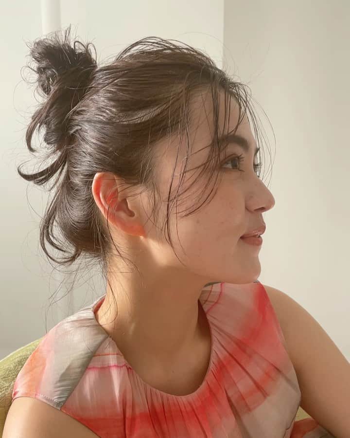 高原愛のインスタグラム：「動画オフショット💓💓💓 皆さん今日も良い一日を😘😘😘🌈  いろんなヘアメイクしたり、いろんなお洋服にチャレンジしたいな🥰今日この頃😌💕🌸🌸🌸  #haveaniceday#goodday#happyholidays#smile#makeup#hairmake#lovely#orange#movie#動画#オフショット#カラーメイク#ヘアメイク#モデル#撮影#ヘアアレンジ#美容#コスメ#可愛い#可愛い女の子#太眉#春メイク#💕#😘#🌈」