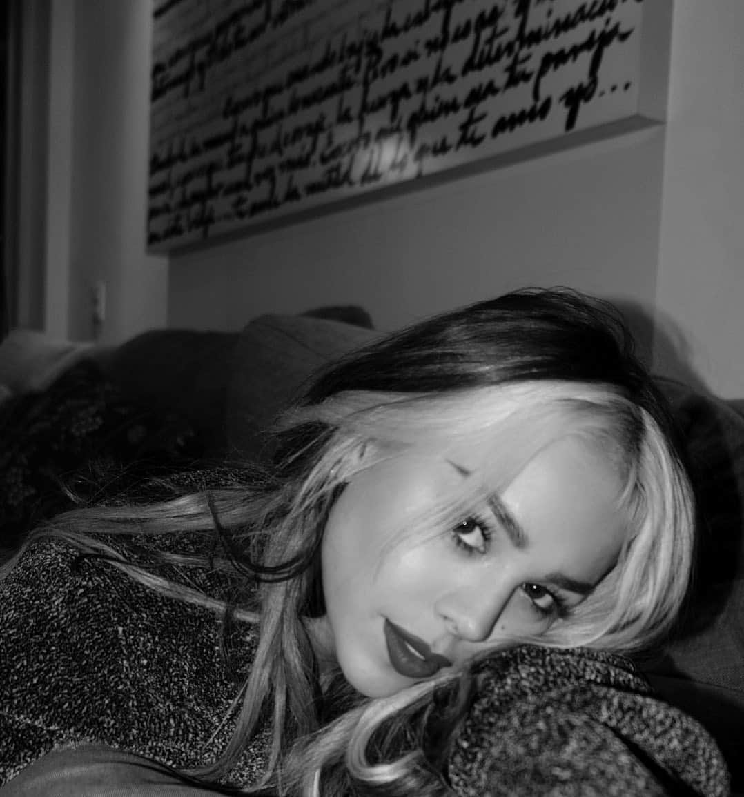 Danna Paolaのインスタグラム：「No entiendo mucho pero... 🌙」