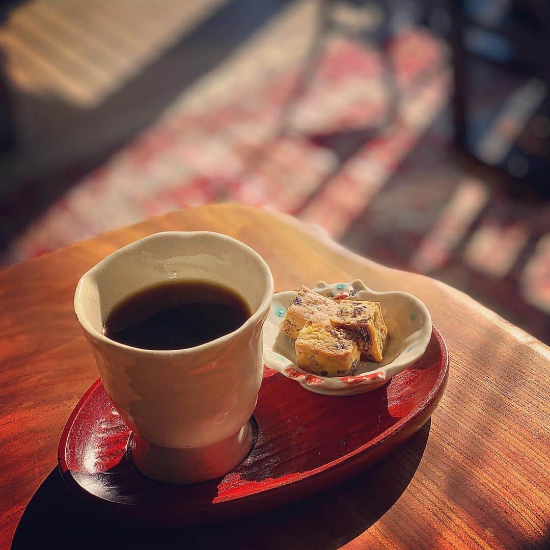 有森裕子さんのインスタグラム写真 - (有森裕子Instagram)「おうちCafe☕️に登場してないCUPで朝の一杯を。  かなりブチャイクなこのCUP😅 昔の自作品です…❗️  この小皿は…自作じゃ無いです😉 気持ち穏やかな一日を❣️🤗」2月7日 9時29分 - arimori.yuko33