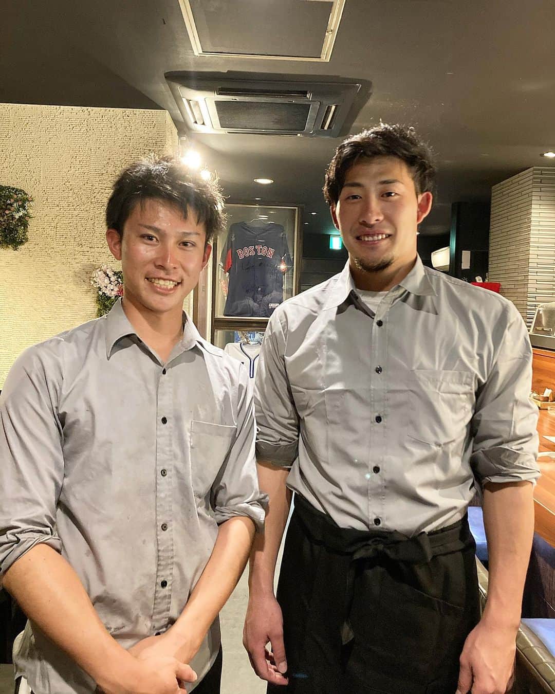 大西宏明のインスタグラム：「昨年までジャイアンツでプレーして今年から堺シュライクスに入団✨  🐰⚾️村上海斗⚾️🐰  人生初めてのアルバイトっ‼️ 笑ぎゅう🥩 昨日が初日でした😆  なかなか緊張した面持ちでしたが コロナ禍で短い時間 ゆったりした営業やったから難なく動いてました✌️  球場ではもちろん‼️ そして笑ぎゅうでの彼の成長も応援してあげて下さいね😂🤗  左は3年目の関口聡です♪♪ この子も183cmあるのですが…… 村上海斗デカいっす😂  #巨人 #読売巨人軍  #読売ジャイアンツ  #プロ野球 #村上海斗 #元野球選手 #人生初 #はじめての #アルバイト #笑ぎゅう #巨人ファンと繋がりたい  #巨人ファン集まれ #応援よろしくお願いします  #北照高校  #甲子園 #奈良学園大学  #高校野球好きな人と繋がりたい  #お肉好きな人と繋がりたい  #大阪グルメ #焼肉好きな人と繋がりたい  #野球好きな人と繋がりたい  #アルバイト募集  #社員募集  #一緒にはたらく仲間募集中  #smile #ほなっ！！」