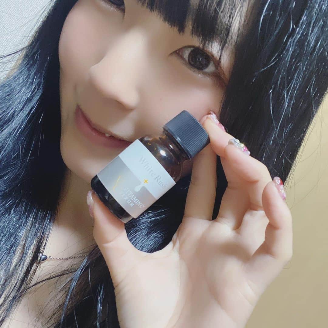 服部彩香さんのインスタグラム写真 - (服部彩香Instagram)「寝る前の10秒スキンケア White Rush Vセラム30✨ ビタミンC誘導体が高濃度配合されており 素肌が綺麗に😳😳 悩みのくすみが消えて 翌朝の化粧ノリが良くなった気がしたので これからも毎晩の10秒スキンケアにプラスしたい☺️ . #ホワイトラッシュ #whiterush #Vセラム #シミ予防 #ビタミンc美容液 #くすみ対策 #エイジングケア美容液 #pr」2月7日 9時31分 - ayasyan1112