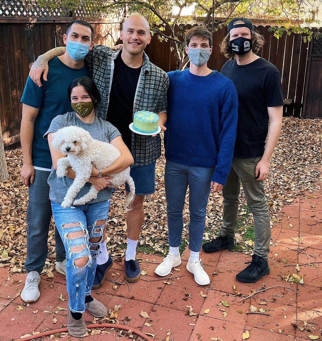 ブランドン・シェイアのインスタグラム：「I’m 28 today 🙋🏼‍♂️  I also shot a one take video for my song “Better Than That” that I’m beyond excited to share with y’all. Thank you to everyone involved 🥺」