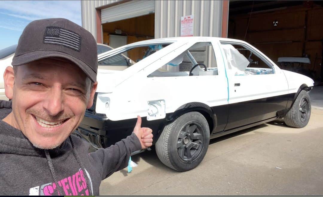 スティーブのインスタグラム：「It’s amazing how the Toyota ae86 has transformed @vividautobody  in such a short time!  Warm up the tofu we’re just about ready for deliveries! And check out my latest video on #stevespov YouTube.  頭文字dの藤原とうふ店(自家用)仕様がやっと見えてきた！始まりの時から全く違う車になったね！ 新作動画をチェックしましょう #initiald #ae86」