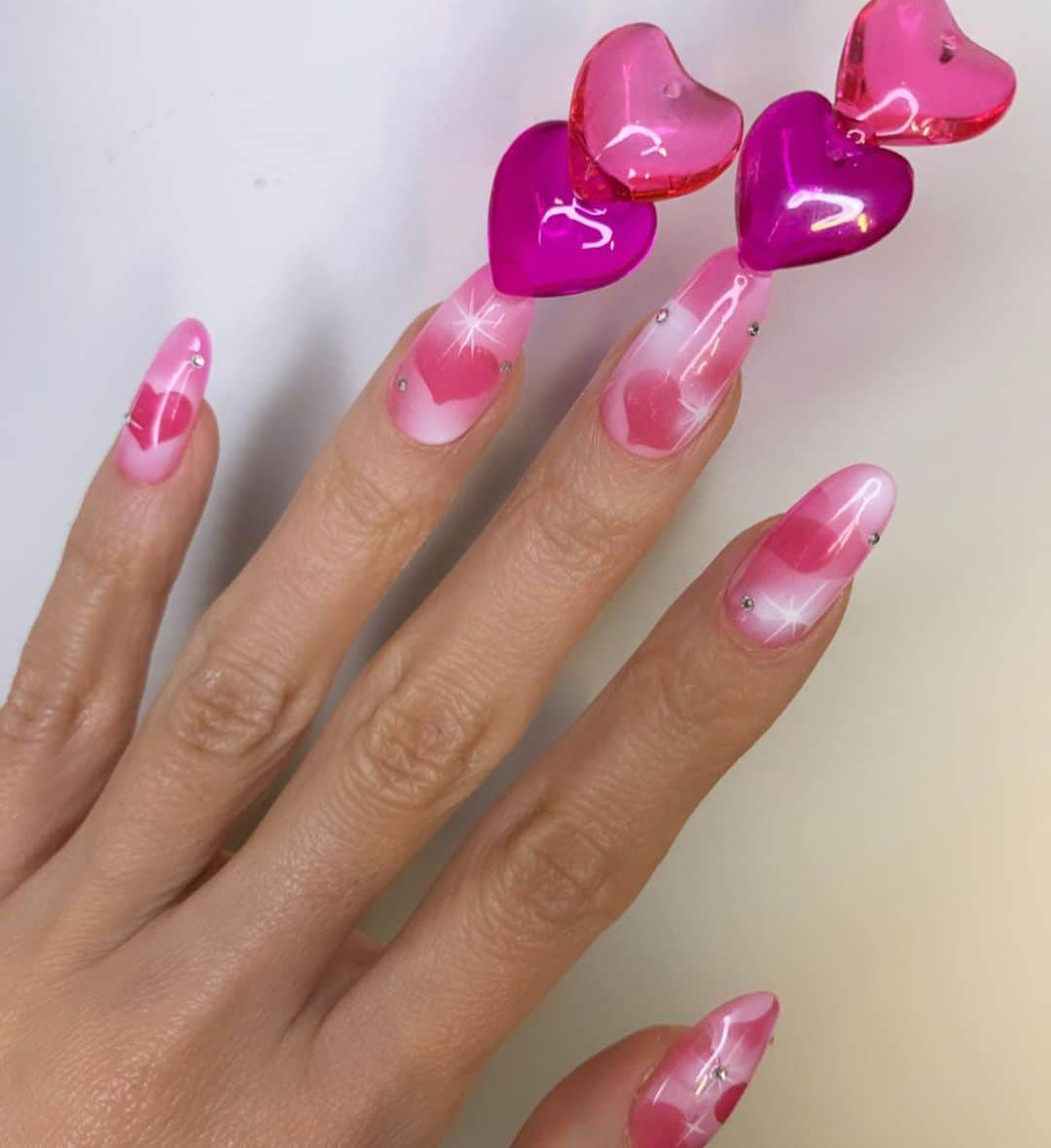 Mei Kawajiriさんのインスタグラム写真 - (Mei KawajiriInstagram)「To me , Everyday is the Valentine’s Day 💜💗💕💟🤍🌹🌹🥰❤️💓😍❤️#nailsbymei #love #valentinesnails ( using @from_the_nail_korea clear pink #FS03 )」2月7日 9時56分 - nailsbymei