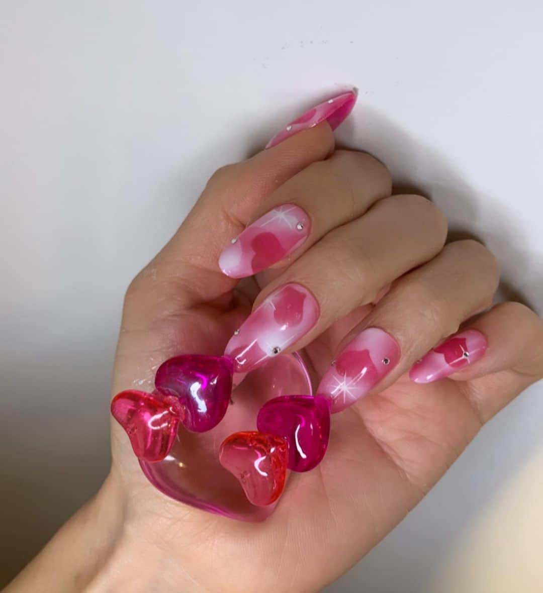 Mei Kawajiriさんのインスタグラム写真 - (Mei KawajiriInstagram)「To me , Everyday is the Valentine’s Day 💜💗💕💟🤍🌹🌹🥰❤️💓😍❤️#nailsbymei #love #valentinesnails ( using @from_the_nail_korea clear pink #FS03 )」2月7日 9時56分 - nailsbymei