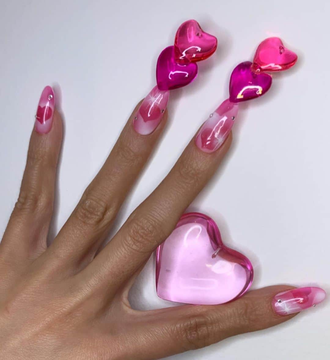 Mei Kawajiriさんのインスタグラム写真 - (Mei KawajiriInstagram)「To me , Everyday is the Valentine’s Day 💜💗💕💟🤍🌹🌹🥰❤️💓😍❤️#nailsbymei #love #valentinesnails ( using @from_the_nail_korea clear pink #FS03 )」2月7日 9時56分 - nailsbymei