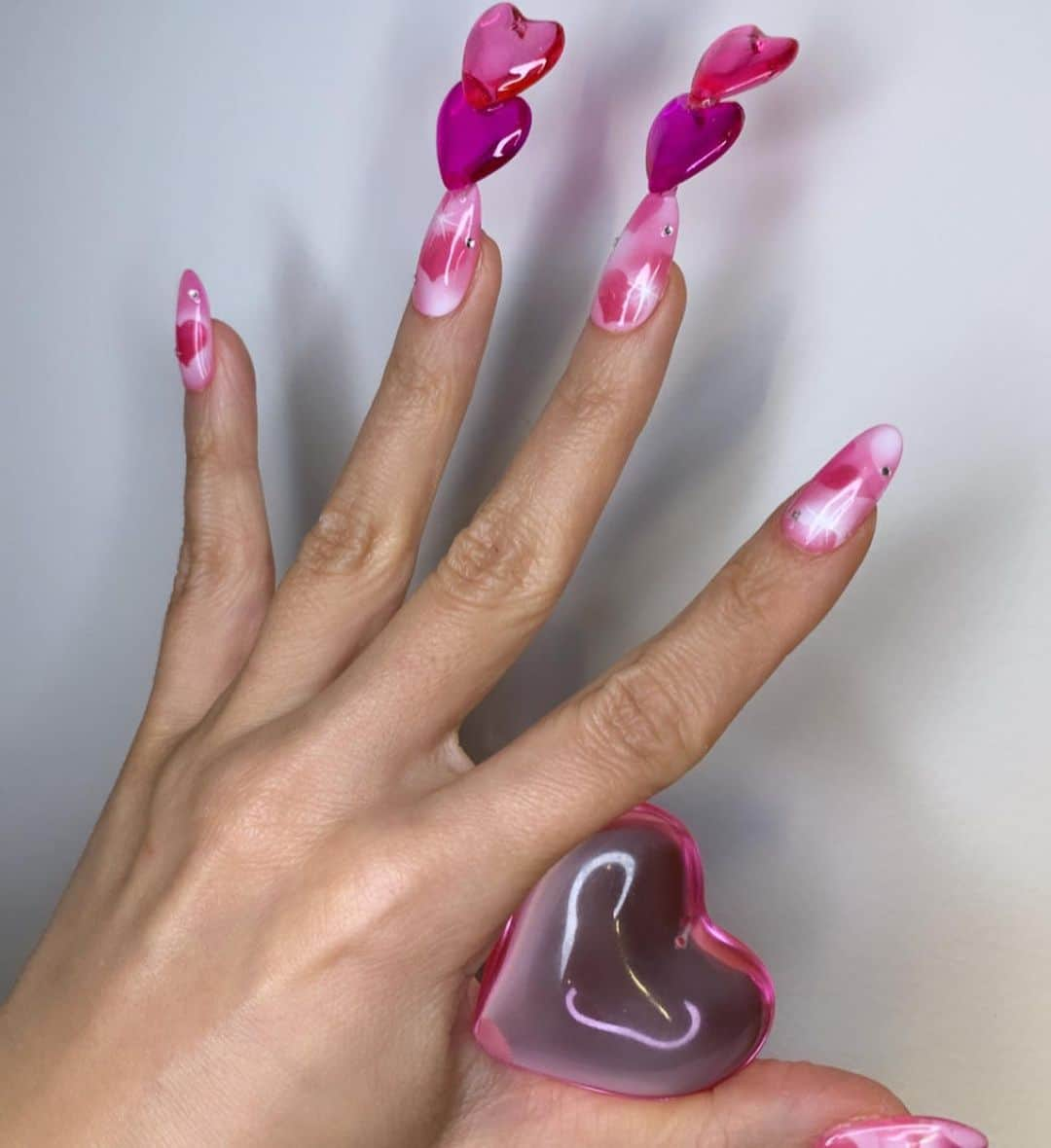 Mei Kawajiriさんのインスタグラム写真 - (Mei KawajiriInstagram)「To me , Everyday is the Valentine’s Day 💜💗💕💟🤍🌹🌹🥰❤️💓😍❤️#nailsbymei #love #valentinesnails ( using @from_the_nail_korea clear pink #FS03 )」2月7日 9時56分 - nailsbymei