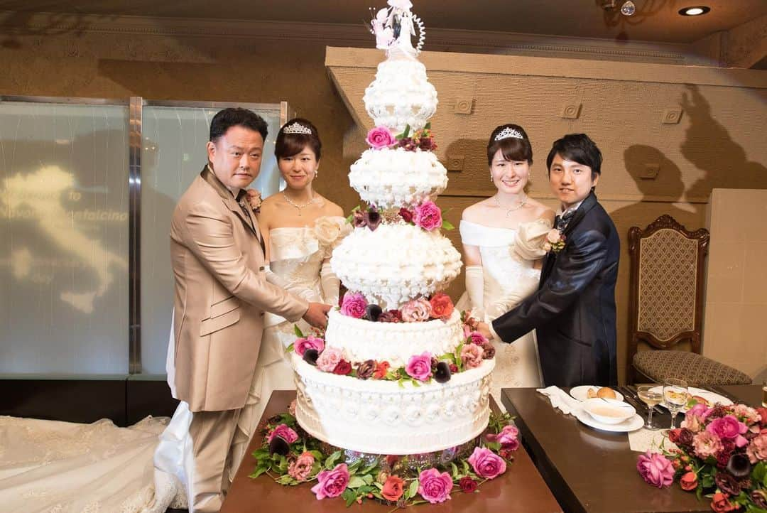 セレス高田馬場のインスタグラム：「. . . 双子の姉妹のWEDDING✨ . . とっても幸せそうで 見ているこちらもHAPPYな気持ちになりますね❤️ . . . . 💍》［#セレス高田馬場］［#セレス花嫁］で フェアの様子や当日レポをUP してね✨ こちらのアカウントでもご紹介させて頂きます❣️ 💒【@celestakada】👗【@celesdress】 . . 🤵👰》人気の #大人花嫁 に参加しよう✨ 詳しくはTOPのURLからHPをcheck👀 . . セレス高田馬場💒 ☎️03-3207-5161 ［営業時間］11:00~19:00［定休日］木曜日 ※詳しくはHPをご確認下さい . . #CELES高田馬場#CELES花嫁 #双子#双子の結婚式#双子ウエディング #ケーキ入刀#ウエディングケーキ入刀  #ファーストバイト#ケーキ装花 #イミテーションケーキ#ダミーケーキ #会場装花#メインテーブル装花  #ウエディングドレス#タキシード #結婚式装花#披露宴演出#披露宴演出アイデア  #披露宴会場コーディネート#結婚式場 #結婚式場選び#式場迷子#式場レポ」