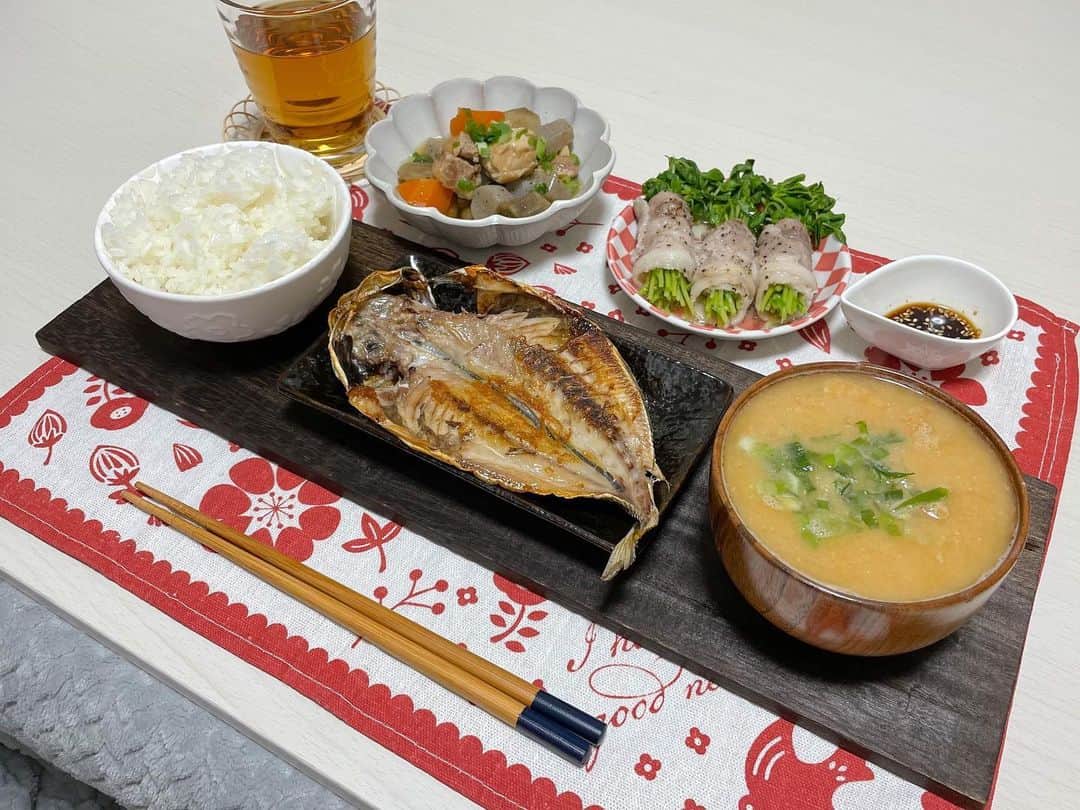 AMIのインスタグラム：「🍚 . 晩ごはん記録…🌼 . メニュー ・アジの干物 ・豆苗の豚巻き ・鳥ごぼう煮 ・お味噌汁 . #晩ごはん記録」