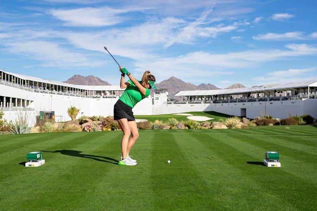ジェリーナ・ピラーのインスタグラム：「What a day at the @wmphoenixopen 🙌 Amazing golf, amazing weather, and how about those @wastemanagement 🚛!!  Who you got tomorrow? 👇👇👇  #Greenestshow #wmpo」