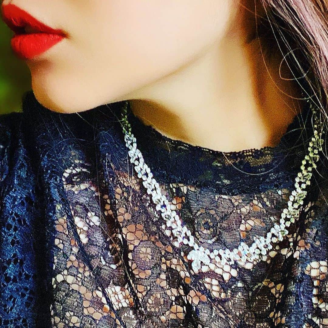 のインスタグラム：「@imac_jewelry  プチプラかかくから、ちょっとした自分へのご褒美まで〜ステキなアイテムいっぱい✨💕💕💕かわいくて目移りしちゃうよぉ💎🥺 気に入りすぎて一個前のポストリール久しぶりにアップしてみた🙄投稿フィールドはそのうち消すのでリールのとこ覗いてやってくれ🙇‍♀️この通りだ。←笑笑。バズらんけどいいよね🌸🌸🌸って、投稿おおくてすまん。だってご褒美アクセ久しぶりなんだもんっ💕💕💕  普段300円ほどのアクセしてる 😁それはそれでリーズナブルでいいんどけどね！笑笑  奥さんゃ彼女いる方はプレゼントしたらきっと喜ぶよ🎁✨💕💕💕  #アクセサリー #ジュエリー #アクセサリー好き #コスチュームジュエリー #ジュエリー好き #ジュエリーデザイナー #アクセサリーコーデ #ビジューアクセ #ビジュー #きらきら #ラインストーン #スワロフスキー #スワロフスキーアクセサリー #スワロフスキークリスタル  #ネックレス #ネックレスコーデ #ネックレス好き#女子力向上委員会 #女子力アップ #おしゃれさんと繋がりたい #ファッション#accessory#fashion#ootd#フォロー#いいね#美人#ママ#30代コーデ   お問い合わせ先 公式アカウント：@imac_jewelry 公式サイト：https://www.imac-jewelry.com/ ラインストーンネックレス」