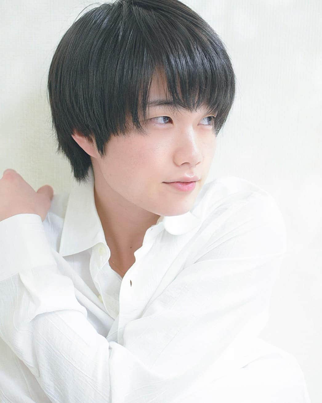 外山将平のインスタグラム：「おはようございます！ たまにナチュラルなヘアスタイルで。  #おはようございます#俳優#外山将平#fashion#今日の外山#写真#韓国#ホワイトコーデ#」