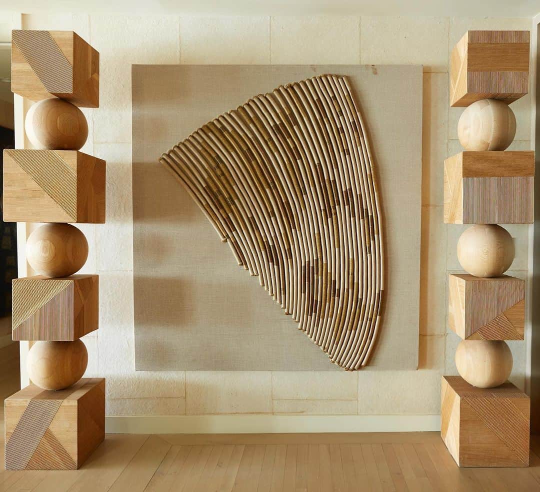 ケリーウェアスラーのインスタグラム：「WEAVING MAGIC. Presiding over the living room at my Malibu home is this wall-mounted piece by one of my favorite artists, Sheila Hicks. Her wonderful experiments with materials and weaving result in tactile freestanding and relief sculptures, and have made her a pioneer of American textile art.  This particular work comprises tightly bound strands that create a ribbed effect reminiscent of a seashell, and the earthy tones blend perfectly with the warm woods in the room. Ideally suited to my sunny seaside abode. XK」