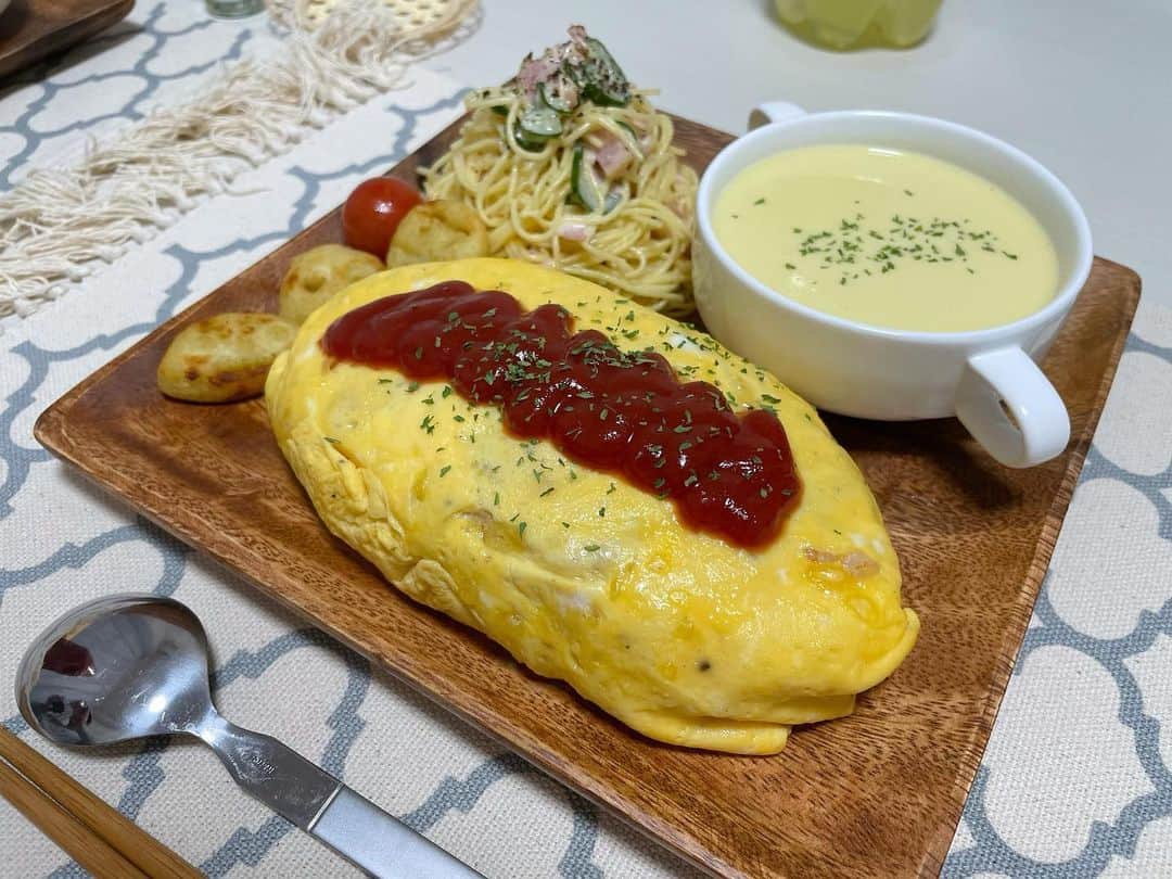AMIのインスタグラム：「🍚 . 晩ごはん記録…🌼 . メニュー ・オムライス ・スパゲティサラダ ・ポテト ・コーンスープ . #晩ごはん記録」