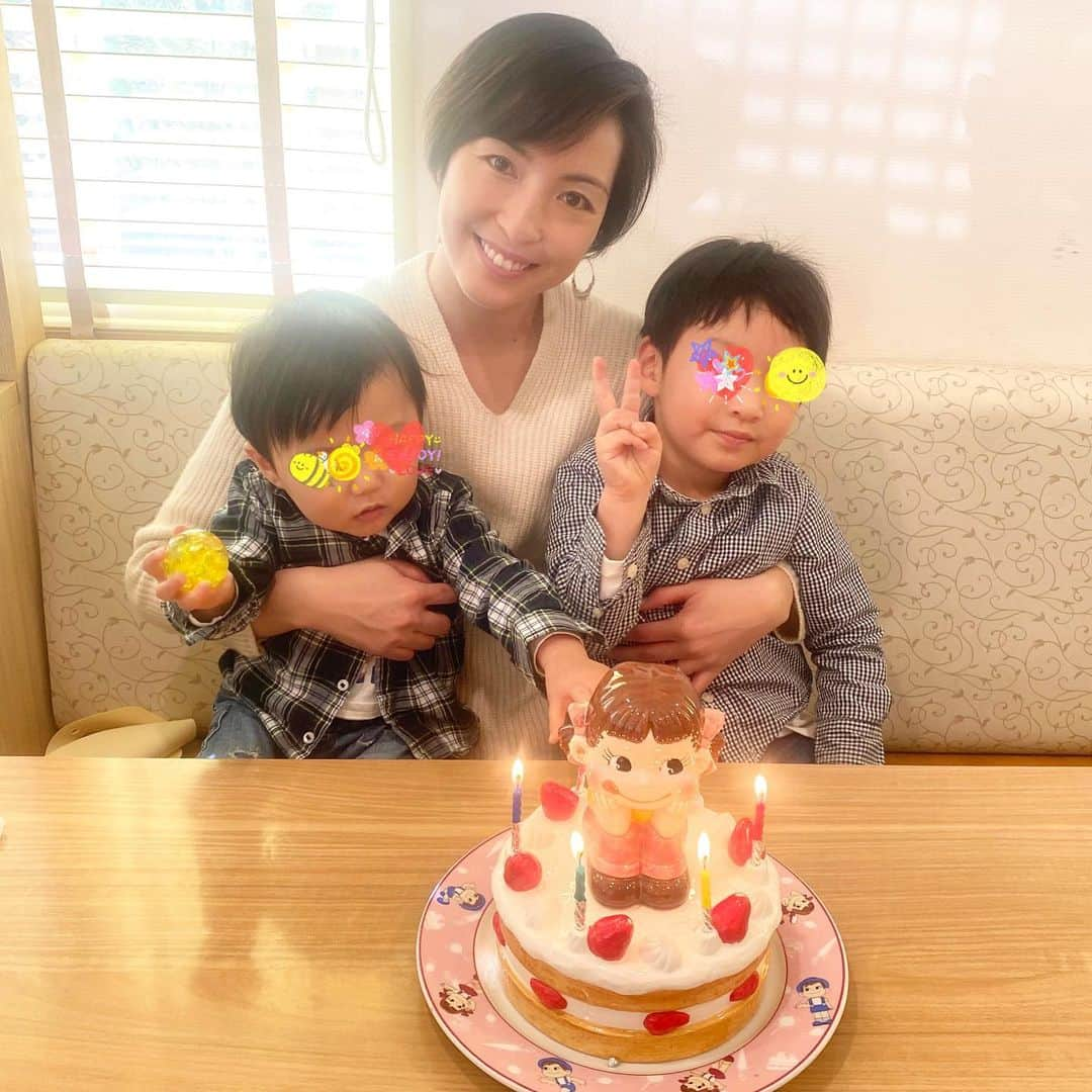 蒲生麻由のインスタグラム：「長男4歳になりました❣️﻿ 　﻿ この子達に出会えた事が﻿ 私の人生で1番の幸せです💕﻿ ﻿ #babyboys  #happybirthday﻿ #お誕生日おめでとう #毎年恒例のやつ ﻿ #4歳 #生まれてきてくれてありがとう ﻿ #ママにしてくれてありがとう」