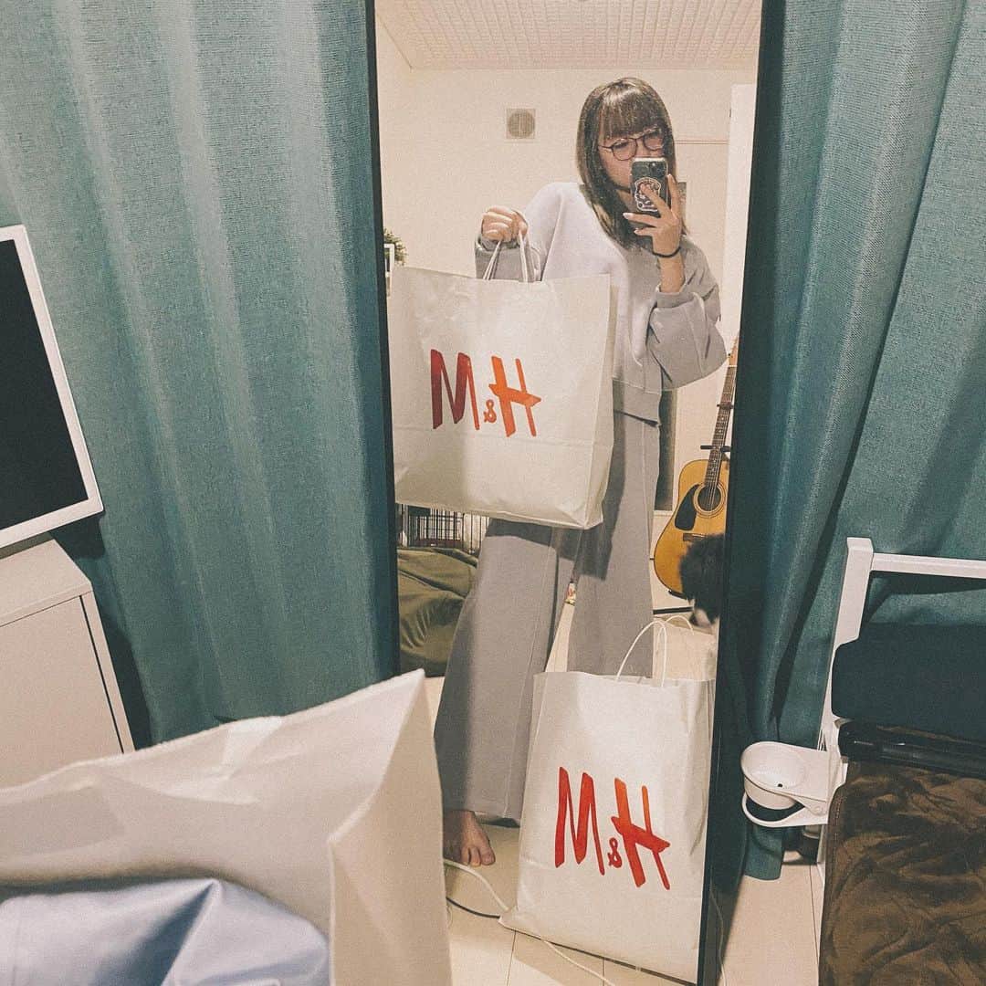 鈴木瑛美子のインスタグラム：「H&Mだけはまじで一生日本から撤退しないで欲しい  大きい袋3つ分の服をゲット！！！うっしゃああああああああああああ！ めっちゃ最高うううううう！ 来てるスウェットセットアップもH&Mぅぅぅうううううう！！ 欲しかったコートもゲットおおおおおおおお！ うおおおおおあああああああ！  #写真とのテンションの差」
