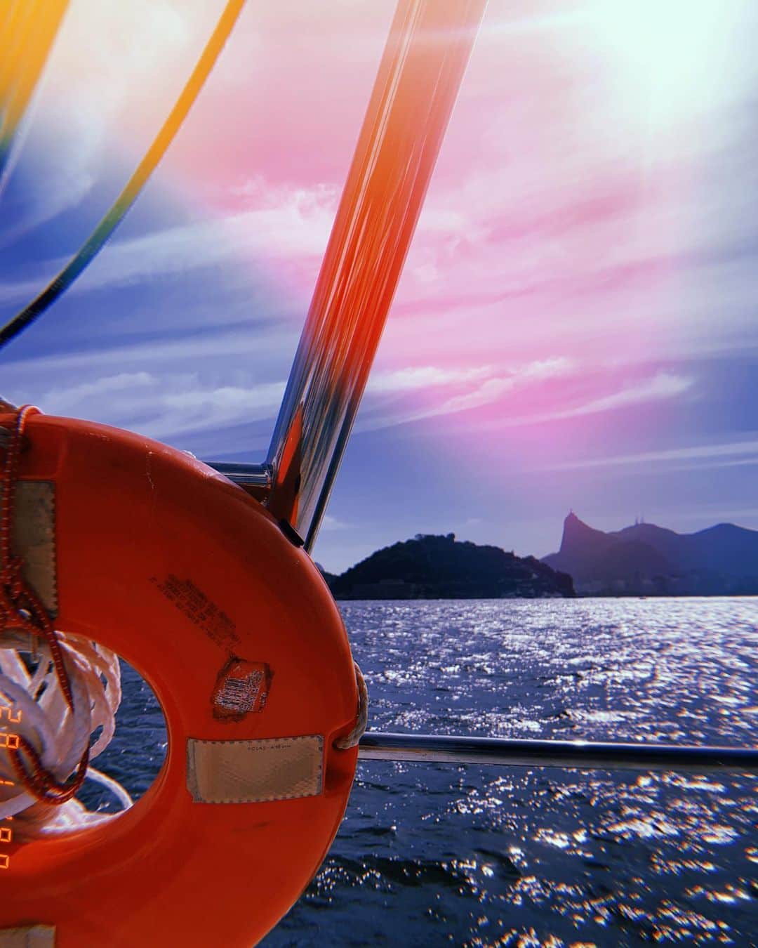 イザベラ・サントーニのインスタグラム：「Sonho em olhar pros lados e ver tudo azul 💙」
