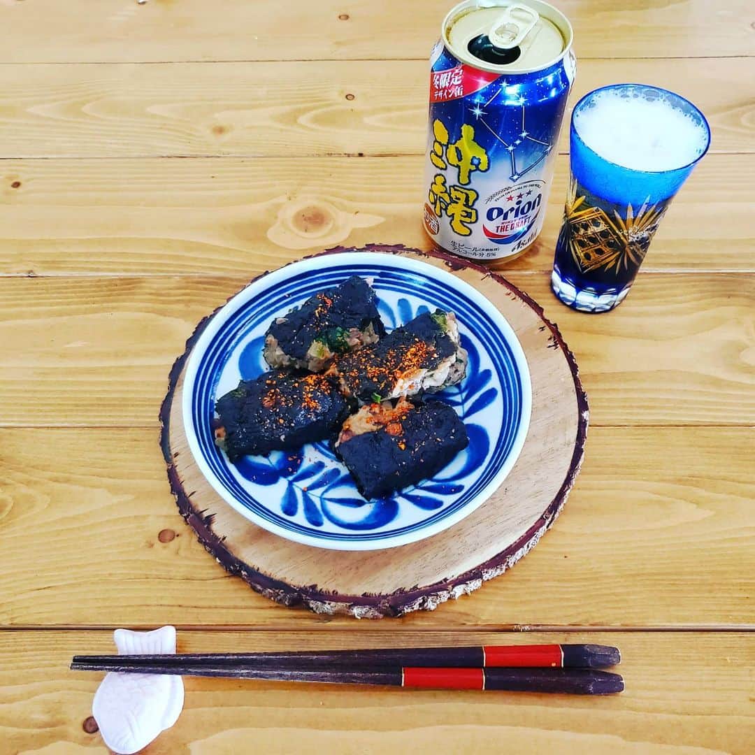 のインスタグラム：「休日の朝ごはん #朝ビール  #海苔餃子 #そろそろお箸買い替え時 #朝のビールってなんでこんなにおいしいの #一本だけよ」