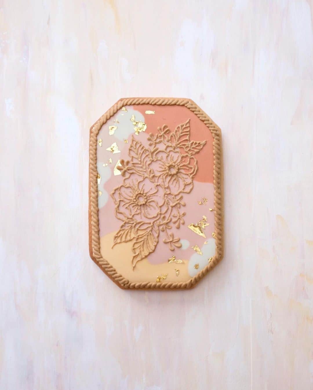 KUNIKAのインスタグラム：「I'm so in love with this boho floral cookie🌾  ストーリーでひっそりお知らせしましたが、第2弾のオリジナルセラミックタイルの制作にとりかかりました。 今、時間をかけてクッキーを仕上げています。 普段はぱぱぱっとデザインが浮かぶのですが、いざ大好きなタイルになって皆さまにお届けすると思うと、もっと良いデザインやバランスがあるんじゃないかと中々手を動かすスピードがいつも通りにいきません。 その分最高なデザインに仕上がる予定です🍁  発売時期は、いつか一時帰国できたとき！ いつになるかは全然未定ですが、ひとまずのお知らせでした♡  ストーリーに反応してメッセージくださった皆様、ありがとうございます💞  #artofkunika」