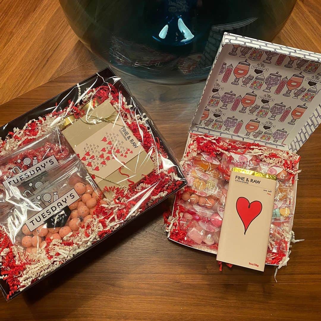 アダム・シャピロのインスタグラム：「@tuesdayssweetshoppe has my whole heart.」