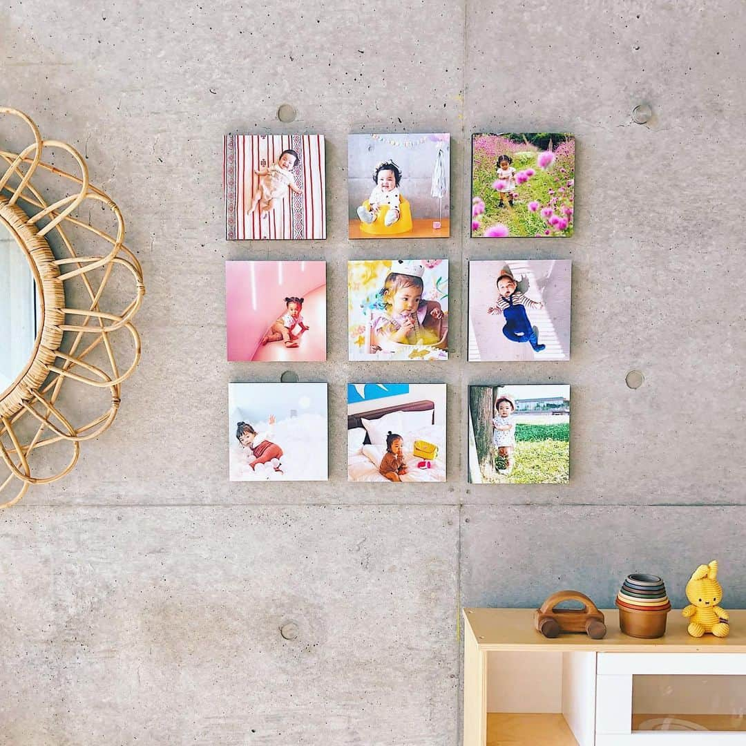 石野千尋のインスタグラム：「Living room photo wall #walldecor 🏠 . お家改造計画中。溜まりに溜まった写真たちをプリント＆額装をしてみました！お部屋に写真を飾っていると、娘もその時を思い出すようです。指差してもっと近くでみたい！だっこ！と何度も言ってくるように👧記憶力もかなりついてきたみたいで、最近はお喋りが止まりません。笑  9枚の写真はスマホ、ミラーレス、一眼の写真が混ざっています。棚にも置けるし160gと軽く、壁に飾るのも簡単な #walldecor  カジュアルのスクエアミニをオーダーしました！ . 手作業なのでハイクオリティのプリントとお仕上げ。贈り物にも🎁ぴったりのサイズ感。子供の写真以外にも旅や景色の写真にも合いそうです。スマホから簡単にオーダーできました🥰  今回は子供の成長と色のバランスを考えながら写真をセレクト。 スクエアの写真は4枚、9枚と組みにして飾るのがおすすめです。 . 何気なく撮った日常の写真でも、こうやって形にするととっても大切な作品になるよ！眠ってる写真、ぜひプリントしてみてね😚 . #walldecor #fujifilm #livingroom #photo #myhome #walldecoration #photowall #interior #babyphoto #newbornphoto #photographer #wall #写真 #写真整理 #フォトウォール #ウォールデコ #インテリア #子供部屋 #写真館」