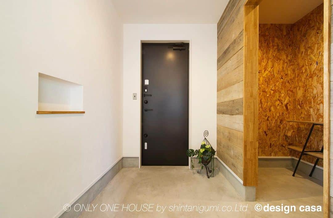 ONLY ONE HOUSE 株式会社 新谷組のインスタグラム：「* #モルタルの床の玄関  #シューズクローク には 木材を使ってお店感を出しています🥾  お出かけの際のシューズ選びが 楽しくなりそうですね💫  more phots▶︎ @shintanigumi.co.ltd   インスタ毎日更新中🌐 いいね！&フォローよろしくお願いします🌿  --------------------------------------  新谷組は土地探しから 設計施工管理の全てを 弊社で担う事ができます！  大工工務店だからこそ出来る 枠にとらわれない自由な発想で お客様のお家づくりを 全力でサポートいたします💪🏻  お気軽にご相談ください☻  #ONLY_ONE_HOUSE by shintanigumi.co.Ltd  ✭ 本社𝕋𝔼𝕃  0770-78-1255 ✭ 事務所𝕋𝔼𝕃  0770-59-2552 ✭  𝔼 𝕞𝕒𝕚𝕝  shintanigumi@outlook.jp ✭ 新谷組𝙷𝙿 http://www.shintanigumi.jp  --------------------------------------  #新谷組 #オンリーワンハウス #おおい町 #舞鶴市 #高浜町 #小浜市 #敦賀市 #若狭町 #美浜町 #新築 #一戸建て #外構工事 #改修工事 #シンプルライフ #マイホーム #注文住宅 #デザイン住宅 #自由設計 #工務店 #家事楽動線 #家づくり #モデルハウス #こだわりポイント  #インスタ毎日投稿中 #玄関 #いってきます」