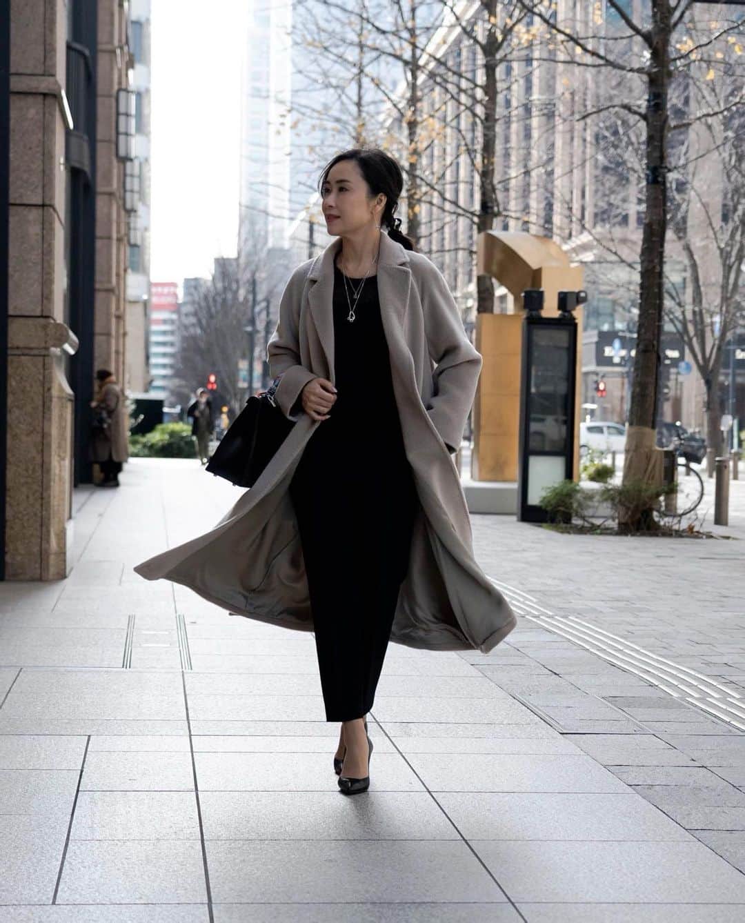 笹倉麻耶さんのインスタグラム写真 - (笹倉麻耶Instagram)「たまには、大人服 ・ ・ 数年前に購入したお気に入りコート。 大人ぽく着たい時はサマになる☺️ ・ ・ オールブラックなコーデに このコート合わせるのが好き♡ ・ ・ P/ @sayurisaito_photo  #大人コーデ #アラフォーコーデ #きれいめコーデ #アラフォー #ファッションコーデ #ファッション好きな人と繋がりたい #パーソナルスタイリスト #코디 #패션피플 #時尚」2月7日 10時09分 - nicomaya2525