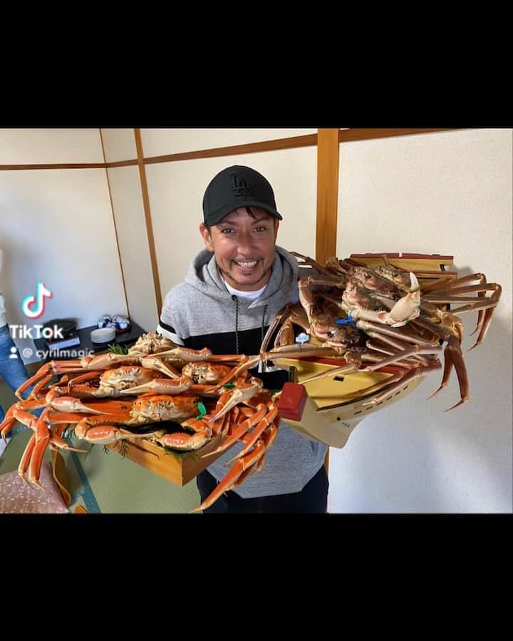 セロのインスタグラム：「Every February of every year, I travel with my buddies to the north of Kyoto to Nihonkai (Japanese sea) Where are these amazing crabs are served and are limited do to the season. This three hour course comes with two amazing Matsuzakani crabs served every style you can imagine. Sashimi, steamed, grilled, tempura fried, boiled, porridge, etc. Also, the freshest of fresh oysters, abalone, rare Ono-Ebi (shrimps) sashimi platter, and one amazing original dessert I’ve cream to finish off!  3 hours to eat... My soul is super happy!  #foodie」