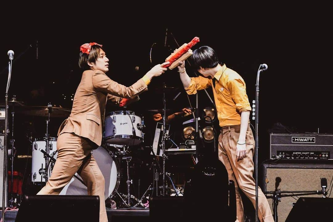 THE BAWDIESさんのインスタグラム写真 - (THE BAWDIESInstagram)「昨夜は日本武道館にてSaucy Dog対バンイベント「リベンジエピソード」に出演させていただきました！ 我々は今年初ライブでしたね！ そういえば、2019年も初ライヴが日本武道館でした。あの年はツアーも出来たし『SECTION#11』という最高なアルバムも完成した素晴らしい年でしたね。ということで、また日本武道館から良いスタートがきれたので今年も良い年になりますように！  そして、今このような状況の中で、しっかりガイドラインに従い、厳しいルールを設けながらという通常とは違う形とはいえ"音楽を楽しむ"という大切な文化を、止めないでくれたことを音楽を愛する者として強く感謝しています！誘ってくれたSaucy Dogの皆さん！スタッフの皆さん！参加してくれた皆さん！ありがとうございました！By Roy  #bawdies #SaucyDog #リベンジエピソード #AsianKungFuGeneration #ハルカミライ #日本武道館」2月7日 10時22分 - thebawdies