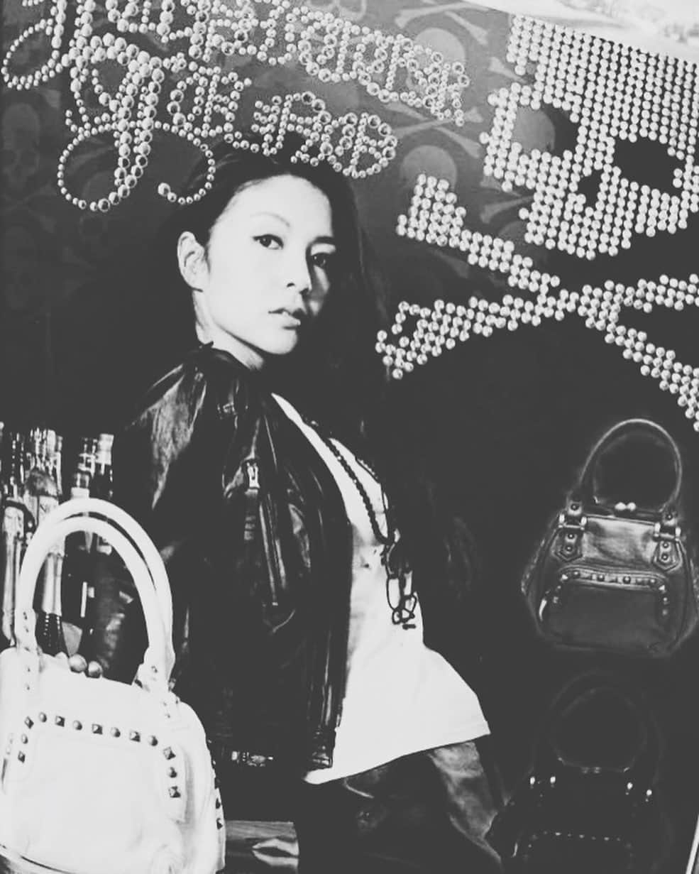 日下裕江さんのインスタグラム写真 - (日下裕江Instagram)「最近家での仕事が忙しくて なんのpostも更新できて無かったから、10年前？くらいの懐かしのPhotoをup♪  女性雑誌 『BLENDA』の１ページ Jupiter&Junoのモデルをさせて頂いた頃の思い出♡  土屋アンナさんなどがモデルを務めているブランドに起用して頂けて嬉しかったな♪  それに大好きな愛読書 BLENDAに掲載して頂けた事も 凄く嬉しかった⑅︎◡̈︎*♡  Jupiter&JunoのBagは ほんと格好良いの‼︎ この頃スタッズとかロックなテイストにハマってたから好みすぎてテンション上がってた⤴︎  #blenda #jupiterandjuno #magazine #fashionmagazine #model #女性雑誌 #ファッション雑誌 #モデル #女性誌 #ファッション誌 #bag #longtimeago #思い出」2月7日 10時17分 - hiroe___h