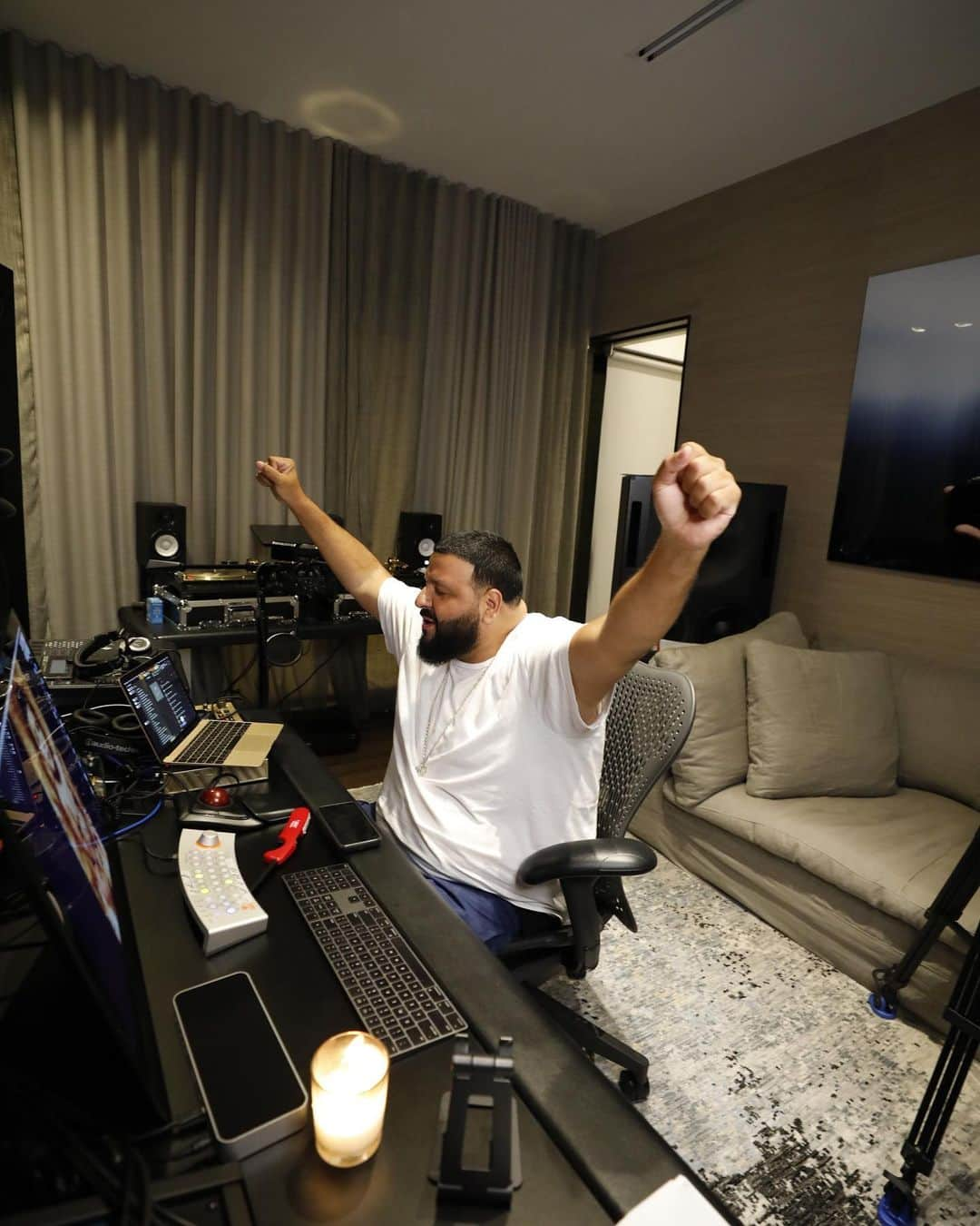 DJキャレドさんのインスタグラム写真 - (DJキャレドInstagram)「I stay down and stay down I came up and I had faith in My sprint !🤲🏽  @wethebestmusic KHALED KHALED  FAN LUV DID I TELL YOU I BEEN IM THE STUDIO !  FAN LUV I MISS YOU SO MUCH !!!!!!!  KHALED KHALED THE ALBUM IS SPECIAL 🌞🆙」2月7日 10時23分 - djkhaled