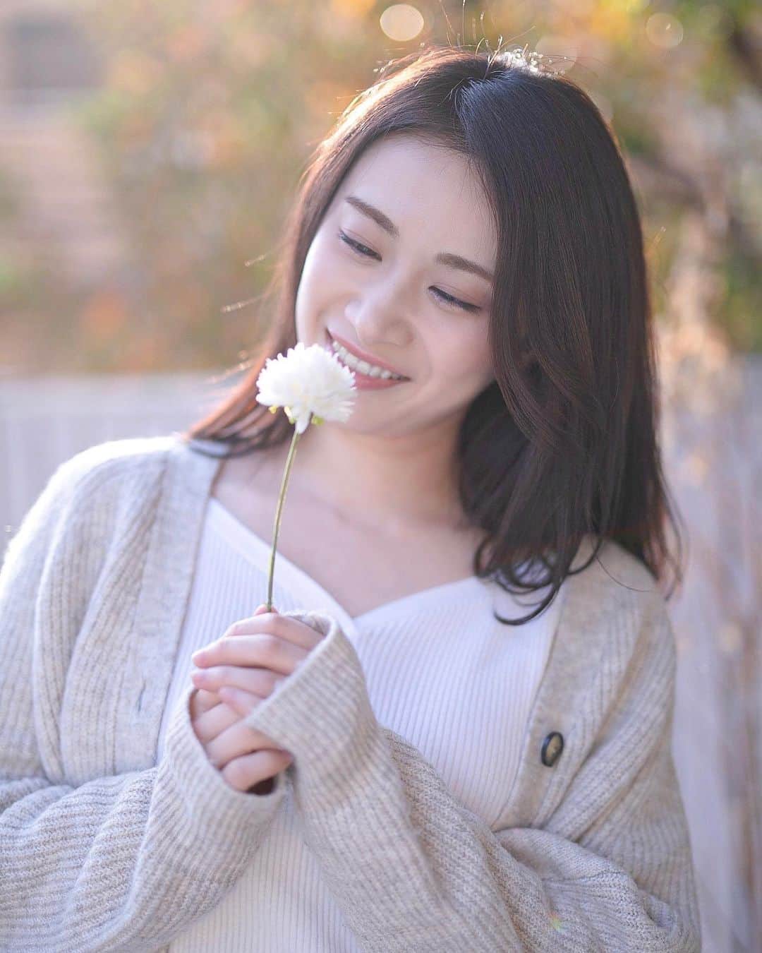 鈴木芳奈のインスタグラム：「「芳奈は自分で考えるから、良くも悪くも後悔することなく前へ進む人」という言葉をいただきました。 【自分の心に嘘をつかないこと。】 これだけは私が6歳のころからずっと守り続けていることです。 いろんな情報が溢れている現代ですが、自分次第で見えてくるものが変わる☺︎ いろんな経験が土台となってくれています。 きっとまだまだ知らない世界や自分がいると思う。 新しい私に毎日出会えるように挑戦の日々🐬 今日も世界中のみんなにとって素敵な1日でありますように。 (ブロマイドアザーカットの中から2枚📷買ってくださった皆さんありがとう^ ^ --- I got the words, "I think for myself, so I can move forward without regrets." 【I don't lie to myself.】 I've been doing this since I was six years old. There's a lot of information in the modern world, but if you grow up, things will change. Have a nice day! (I'm studying English...☺︎ If my English is wrong, please let me know.  #役者 #俳優 #女優 #山形出身 #act #actor #actress #wintarts #studyenglish #english #japanese #yamagata」