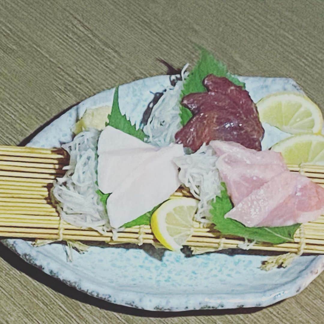 居酒屋 うまとり千日前店のインスタグラム：「#馬刺し #赤身 #たてがみ  #うまとり #なんば #千日前 #個室 #居酒屋 #馬刺し #鳥料理 #食べ放題 #食べのみ #飲み放題 #難波 #ミナミ #アルバイト #follwme #instafood #いいね #いいね返し #日本橋 #グルメ #フォロー #フォロー返し #宴会 #料理 #賄い #まかない  #like4like #インスタ #カップルシート ドリンク99円🍻 食べ放題2500円〜🍖🍖」