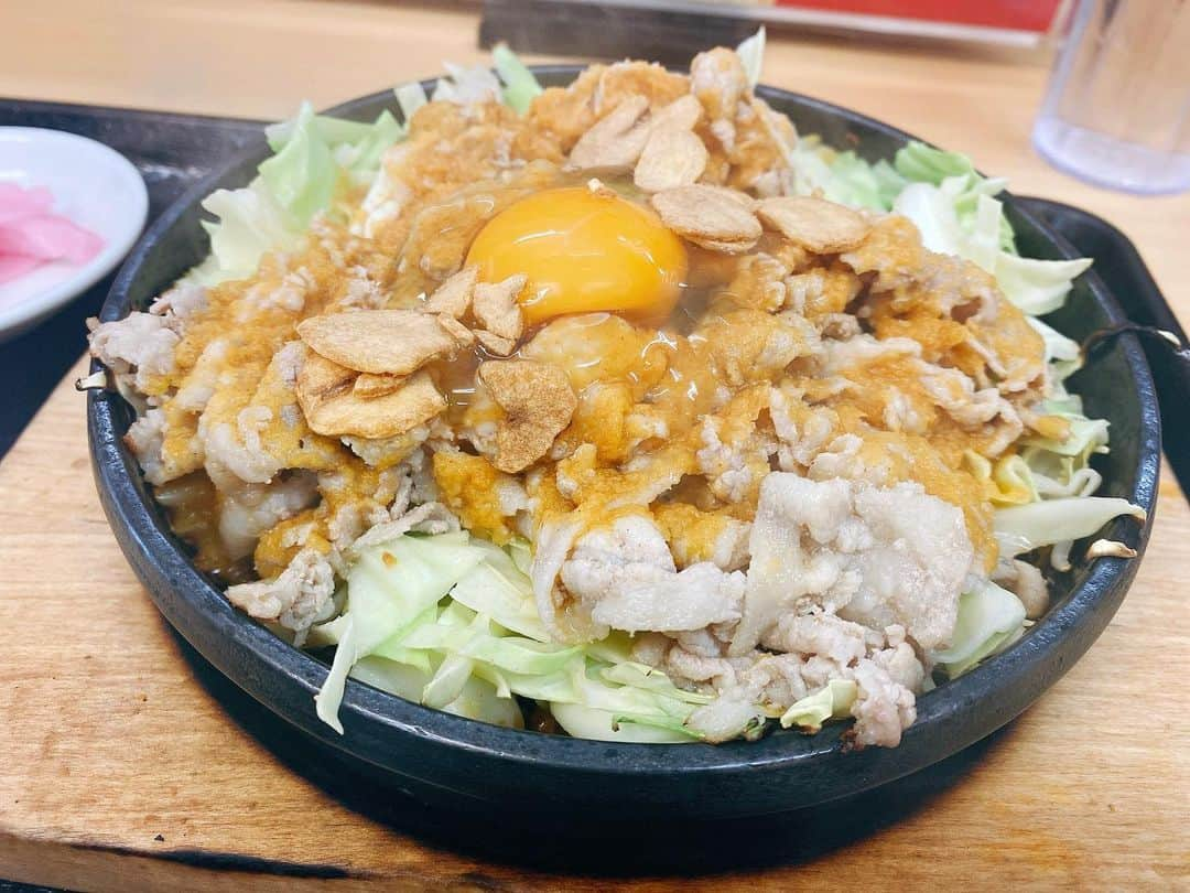 春風亭小朝のインスタグラム：「・  中野『大盛軒』のキャベツと豚肉の鉄板焼きです  ジュージューと音を立てて運ばれてきたところへ 生玉子とニンニクチップを混ぜて タバスコを振りかけていただきます  いつ食べても美味い！  #大盛軒 #鉄板麺  #春風亭小朝」