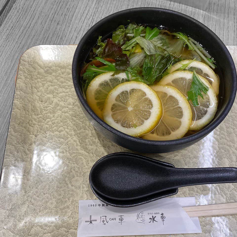 田中皓子のインスタグラム：「. おなかへった #レモン蕎麦」