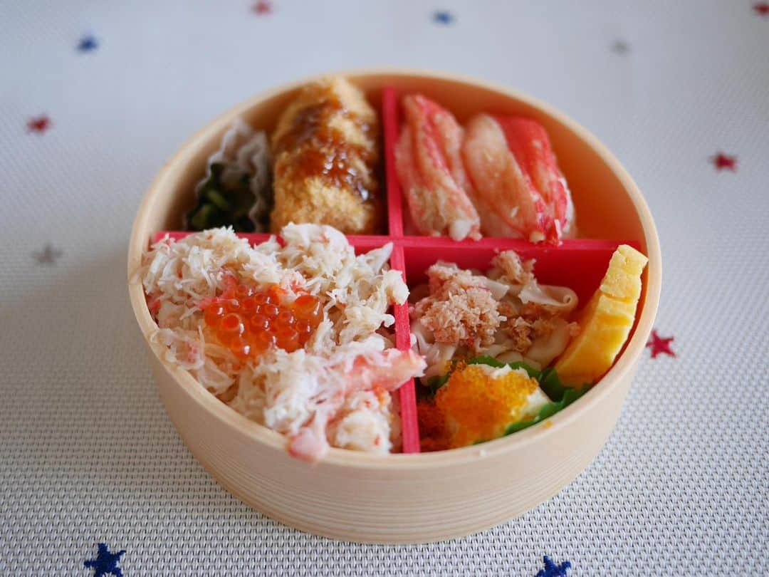 くろさんのインスタグラム写真 - (くろInstagram)「やっぱりカニ好き‼︎弁当🦀 #やっぱりカニ好き弁当 #ずわいガニフレークにイクラのせご飯 #ずわい棒肉にぎり #カニクリームコロッケ #かにの海鮮焼売 #ポテトサラダ #玉子焼き #ちょい辛野沢菜  #創業明治二十五年吉田屋 #小唄寿司本舗吉田屋 #駅弁 #豆も気になるぅ」2月7日 10時42分 - m6bmw