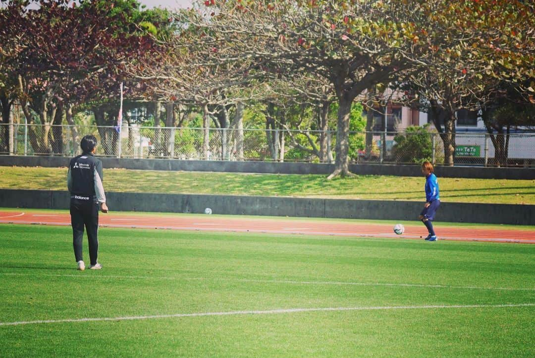 FC東京オフィシャルグッズさんのインスタグラム写真 - (FC東京オフィシャルグッズInstagram)「🔵🔴 #2021沖縄camp #選手camera 📸 . 新進気鋭の若手カメラマンが積み重ねる @n.tkm316 選手を激撮!!😆📸 #photo by @bg_kashif   @fctokyoofficial  #バングーナガンデ佳史扶 #中村拓海 #佐藤由紀彦 #コーチ #FC東京 #fctokyo #沖縄キャンプ #okinawa #camp #tokyo」2月7日 10時44分 - fctokyoofficial