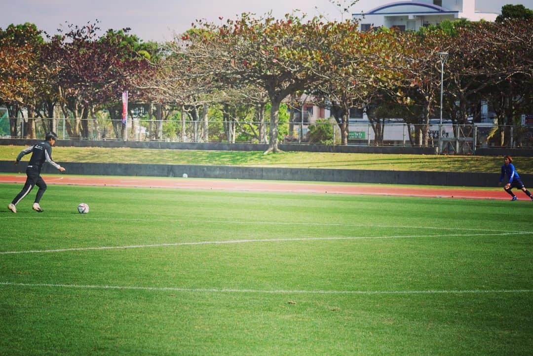 FC東京オフィシャルグッズさんのインスタグラム写真 - (FC東京オフィシャルグッズInstagram)「🔵🔴 #2021沖縄camp #選手camera 📸 . 新進気鋭の若手カメラマンが積み重ねる @n.tkm316 選手を激撮!!😆📸 #photo by @bg_kashif   @fctokyoofficial  #バングーナガンデ佳史扶 #中村拓海 #佐藤由紀彦 #コーチ #FC東京 #fctokyo #沖縄キャンプ #okinawa #camp #tokyo」2月7日 10時44分 - fctokyoofficial