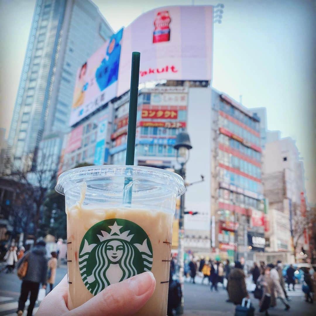 松井さやかのインスタグラム：「#渋谷 と #スタバ。 カスタムは最近ずっとこれ！  tallブラックティーアイス ホワイトモカシロップ追加 キャラメルソース追加  ↪︎少しさっぱりしたキャラメルミルクティーみたいな味になるよ💞試してみて🥺✨ #starbucks #tokyo #cafe」