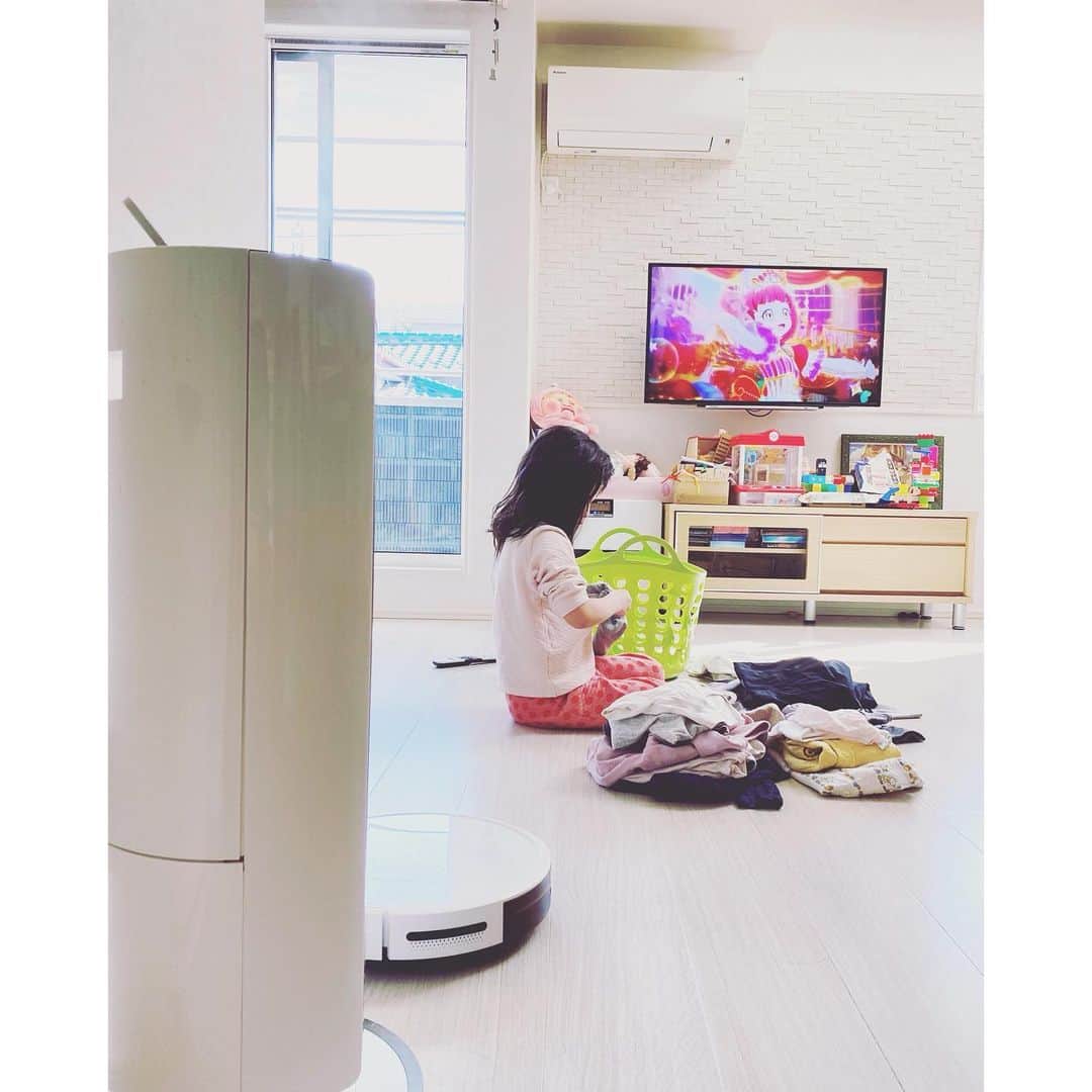 kainatsuさんのインスタグラム写真 - (kainatsuInstagram)「TV見ながら洗濯物畳んでるお母さん (助かりすぎて物陰から拝む)」2月7日 10時47分 - natsugram_life