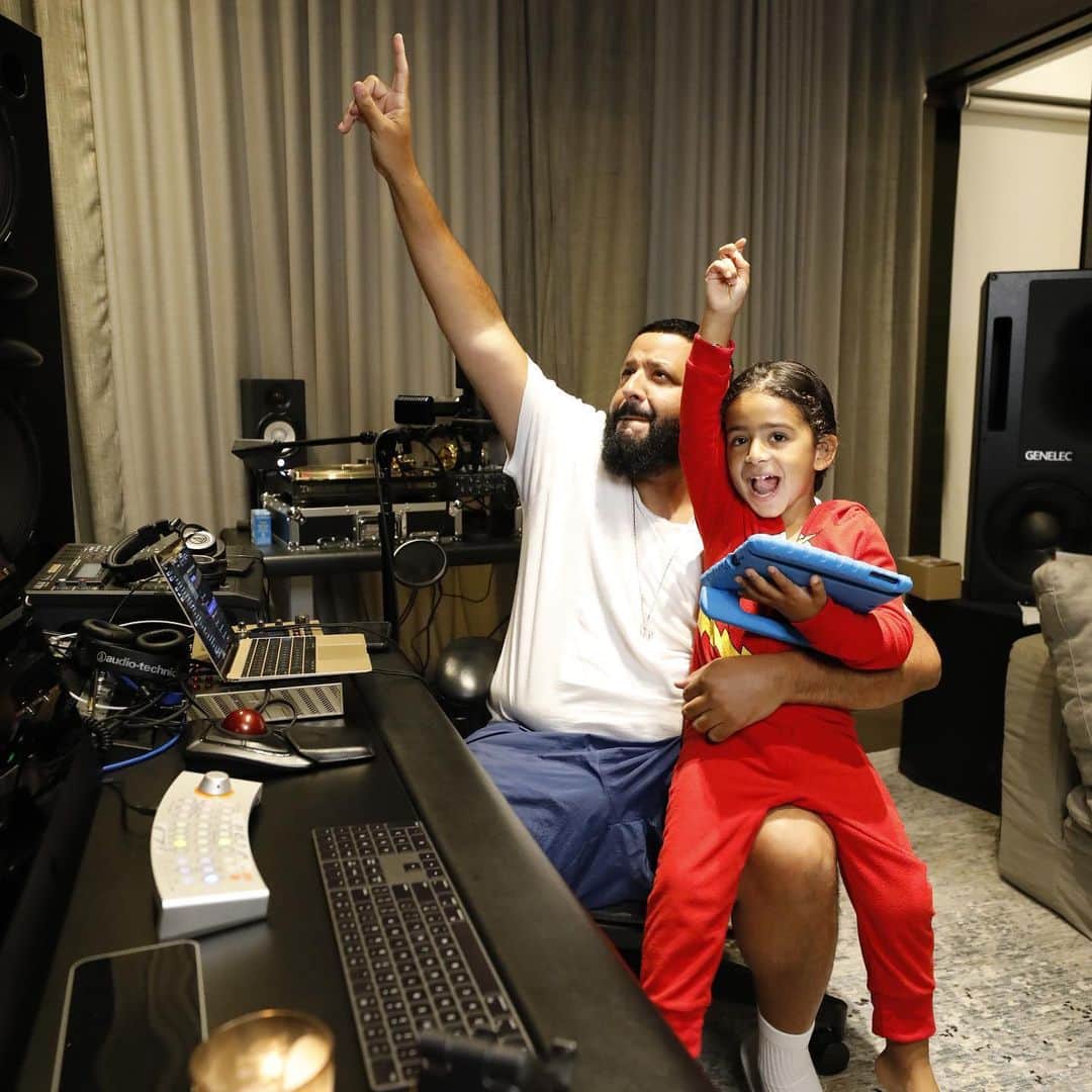 DJキャレドさんのインスタグラム写真 - (DJキャレドInstagram)「@asahdkhaled giving his approval  @asahdkhaled and @aalamkhaled will be the executive producers for  KHALED KHALED @wethebestmusic」2月7日 10時57分 - djkhaled