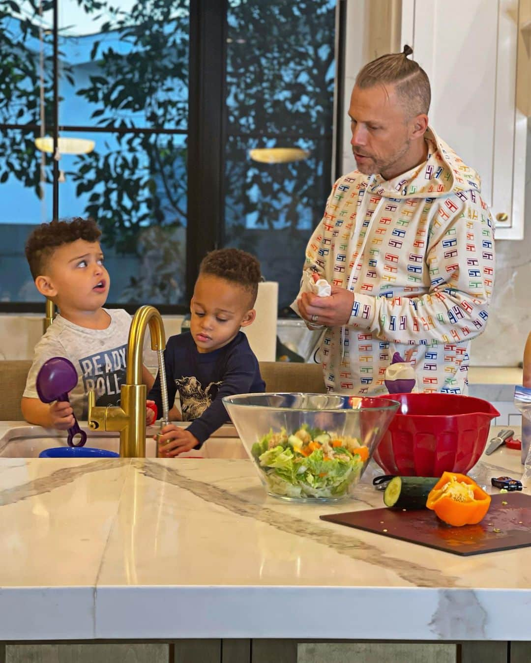 ショウン・トンプソンさんのインスタグラム写真 - (ショウン・トンプソンInstagram)「😵Scott started making dinner and Silas wanted to help by making“meatballs”. Fun fact: His cars were the meatballs but wait!!! Then Silas didn’t want dada telling him how to cook! Swipe to see the exchange! 😂 #dadlife #toddlers #dinner」2月7日 10時57分 - shaunt