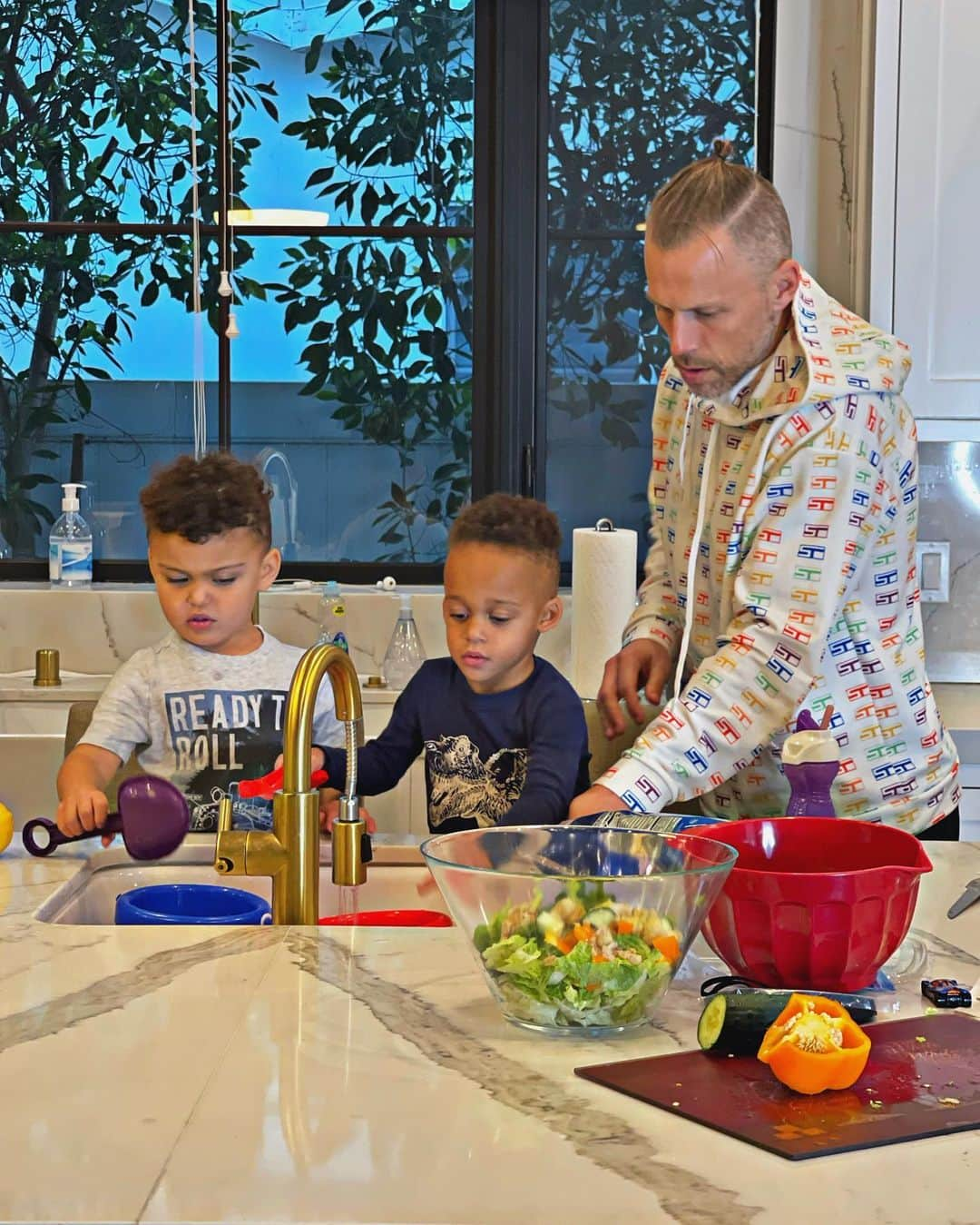 ショウン・トンプソンさんのインスタグラム写真 - (ショウン・トンプソンInstagram)「😵Scott started making dinner and Silas wanted to help by making“meatballs”. Fun fact: His cars were the meatballs but wait!!! Then Silas didn’t want dada telling him how to cook! Swipe to see the exchange! 😂 #dadlife #toddlers #dinner」2月7日 10時57分 - shaunt