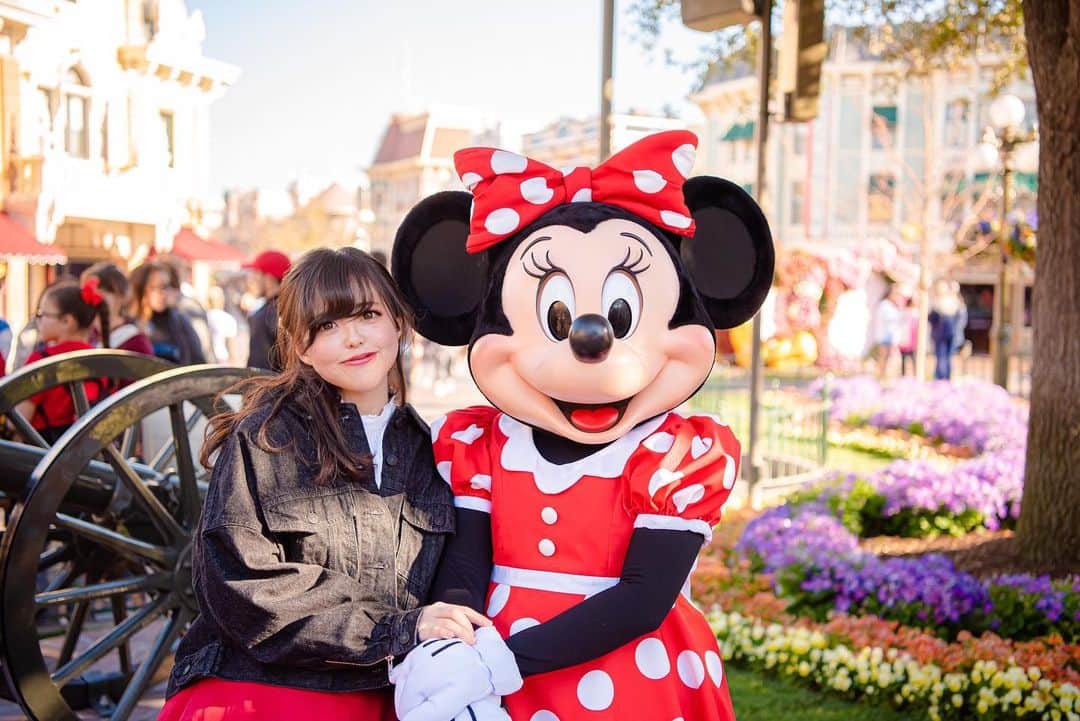 Kahoさんのインスタグラム写真 - (KahoInstagram)「. . . 一年前の今日シリーズ☺️✨  アナハイム初日は #ミッキーバウンド で🥰  ディズニーランドに入ってすぐにある、 メインストリートUSAっていう、 日本のワールドバザールみたいな場所が大好きで🥺❤️  ウォルトディズニーの生まれ故郷がモデルのエリアなんだよ☺️  ショップを覗いてワクワクしたり、 ホットドッグを買ってきてベンチで食べたり キャラクターに会ったり…☺️✨  老後は店先にある小さいベンチに座って のんびりこの風景を眺めてたい…👵✨ ってくるたびに思う☺️❤️  1枚目は空に隠れミッキーを作ったから探してみてね🥰 (丸見え)   #disneyootd #mickeybound #mickeymouse #disneybound #disneybounding #mickeymousebound #hiddenmickey #disneystyle #mainstreetusa #disneyland #disneylandresort #disneylandcityhall #dlr #ミッキーコーデ #ミッキーバウンド #ディズニーバウンド #隠れミッキー」2月7日 10時57分 - kah05disney