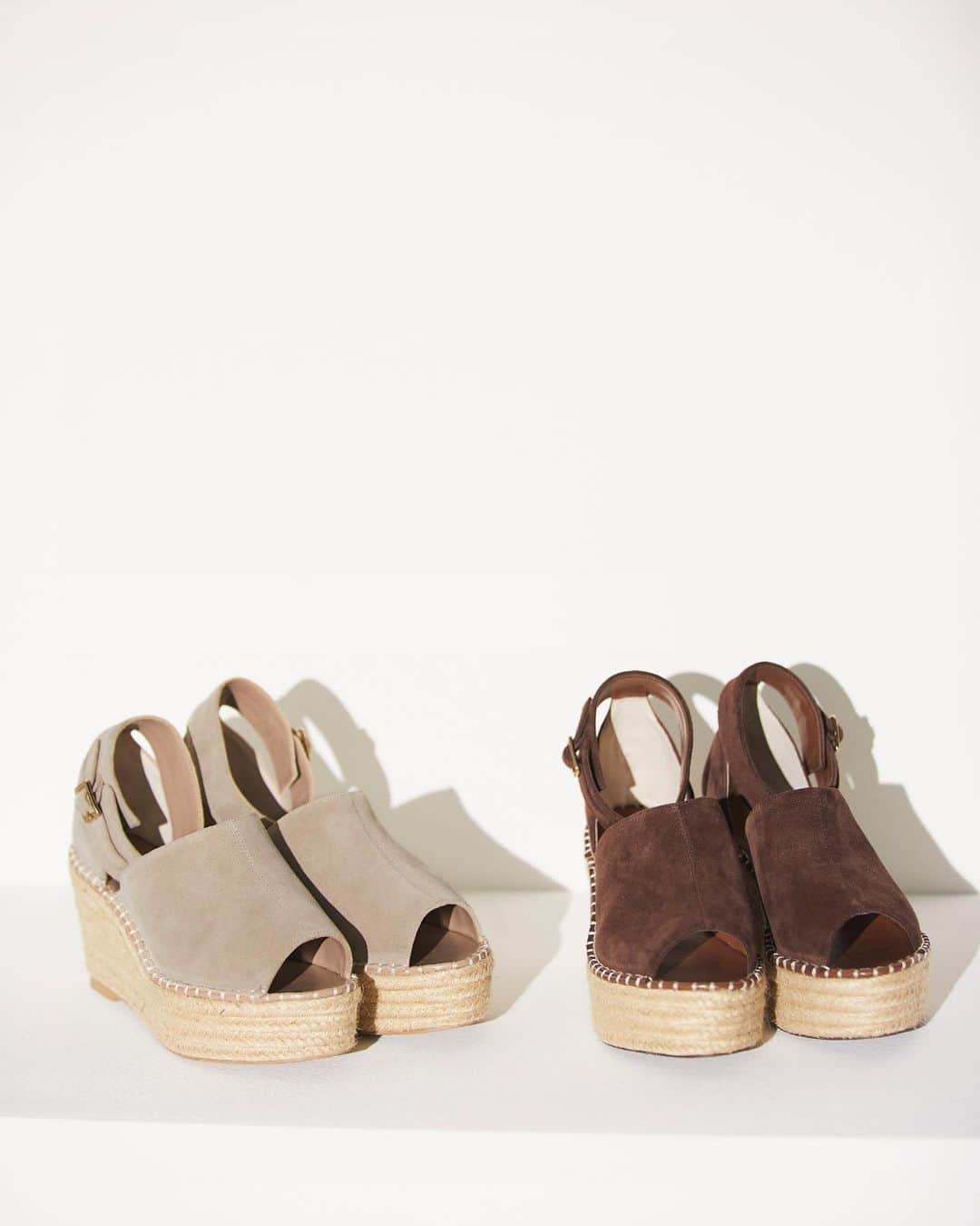 のインスタグラム：「. 【GLOSS UP_FEBRUARY】 KENNY SANDAL col.beige,brown/¥27,000+tax  #jillstuart #february #spring #glossup #styling  #webcatalog」