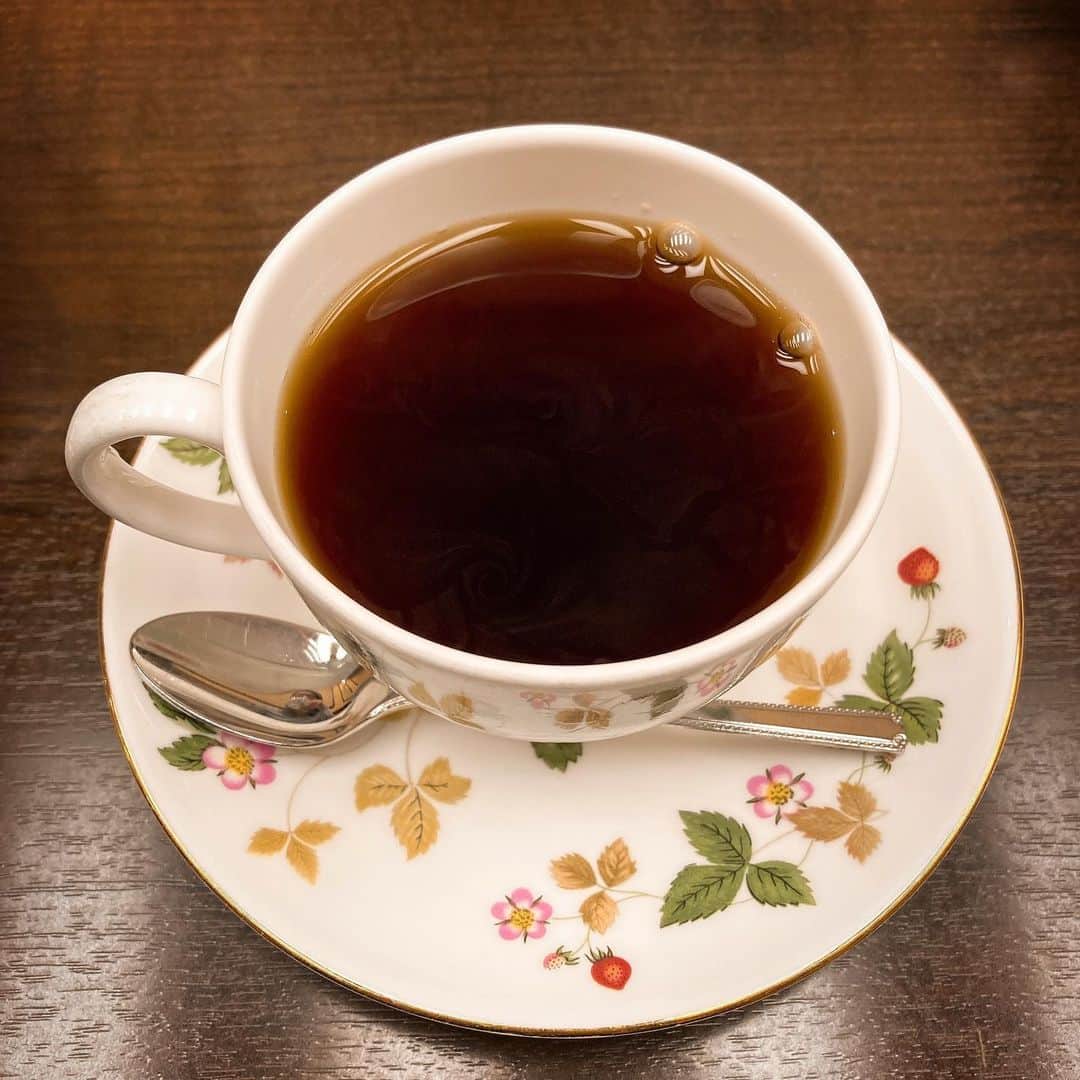 田井弘子さんのインスタグラム写真 - (田井弘子Instagram)「おはようございます☀  今日は、オフですが 完全に遅刻だと思って目が覚めました💦 仕事の夢を見ていたようです そんな時あるよね  で、結局二度寝w  先日行った老舗の #喫茶店　の #コーヒー #ウエッジウッド　のカップってやっぱり可愛いね☆ #おかわりok #銀座」2月7日 10時49分 - hirokotai