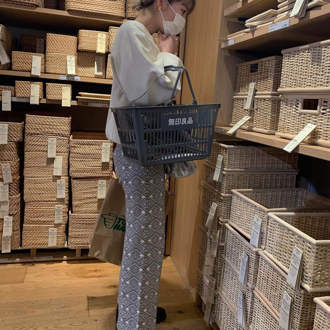 山本 絵里加さんのインスタグラム写真 - (山本 絵里加Instagram)「_ 春に向けて柄のニットpants♡ @_vacancy_official  リーズナブルなのにシルエットも柄も◎ #vacancy#ヴァカンシー #ootd#puu_fashion」2月7日 10時51分 - ___erika___y