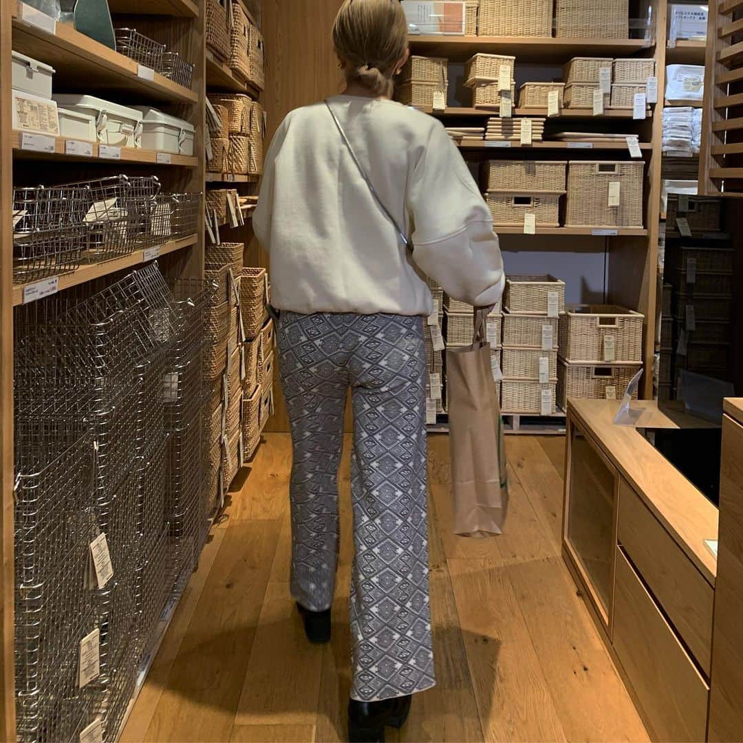 山本 絵里加さんのインスタグラム写真 - (山本 絵里加Instagram)「_ 春に向けて柄のニットpants♡ @_vacancy_official  リーズナブルなのにシルエットも柄も◎ #vacancy#ヴァカンシー #ootd#puu_fashion」2月7日 10時51分 - ___erika___y
