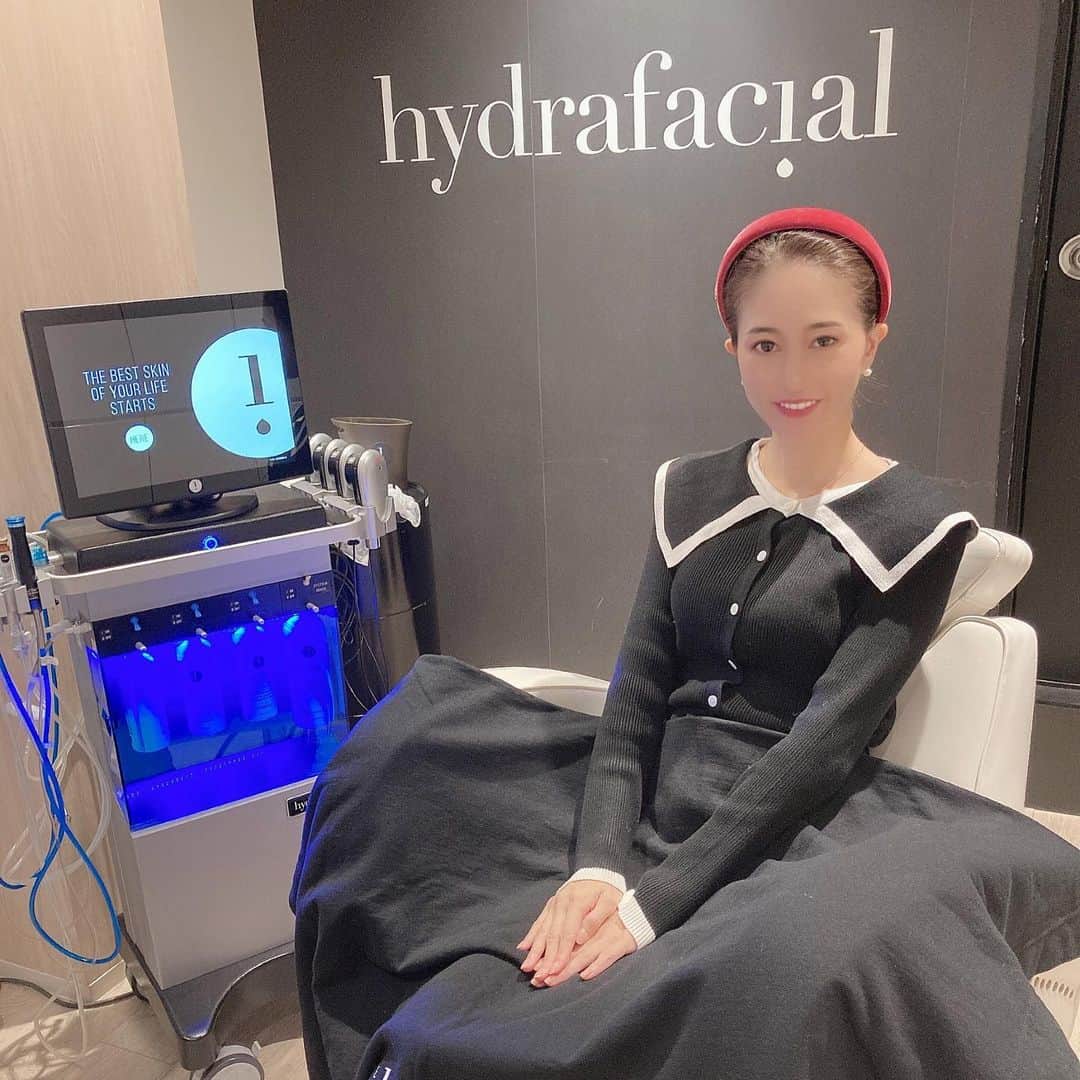 KAORI.OMURA 大村香織さんのインスタグラム写真 - (KAORI.OMURA 大村香織Instagram)「おはようございます☺︎ 小鼻がツルツルでご機嫌な週末☺︎ ・ 先日にアメリカで今最も人気の美容医療トリートメントで日本でも、医療クリニックで導入されているハイドラフェイシャルのオフィスで体験させていただきました💆‍♀️ @hydrafacial.jp ・ 「ハイドラフェイシャル」は、美容成分を含んだ薬液と水流を使ったピーリングで、 ✔︎ピーリング、吸引、美容液導入ができるマシンです。 ・ Step1:ディープクレンジング＋ピーリング ※古い角質や皮脂、汚れを軟化させながら吸引  ・ Step2:毛穴ケア＋保湿 ※痛みのない吸引により毛穴の汚れを取り除き同時に保湿成分を導入  ・ Step3:美容液導入＋保護 ※抗酸化成分とペプチドを導入し肌をハリのあるお肌へ ・ 各ステップでは形の異なるチップを使用して肌の施術をしてくれます✨無通✨ ・ 終わった後の肌を指で確認した時に小鼻のざらざらが無くなった事に、感激しつつも2枚目の私の顔にあった汚れにも驚愕しました😱汚い🤣 ・ でも取れたから綺麗になったのね✨ ・ ちなみに、男性が受けると液の色が黒くなるそうです。 美容好き男性、是非試してみてもらいたい！w  ・　　 たった30分でできてしまうし、ダウンタイムも無しなので忙しい方も是非✨ ・ #ハイドラフェイシャル#hydrafacial#ハイドラフェイシャル体験 #美肌#艶肌#毛穴#毛穴ケア #黒ずみ#黒ずみケア #アラフォー#アラフォー美容#アラフォー女子 #肌質改善 #毛穴汚れ #ダウンタイムなし」2月7日 10時53分 - kaori.omura